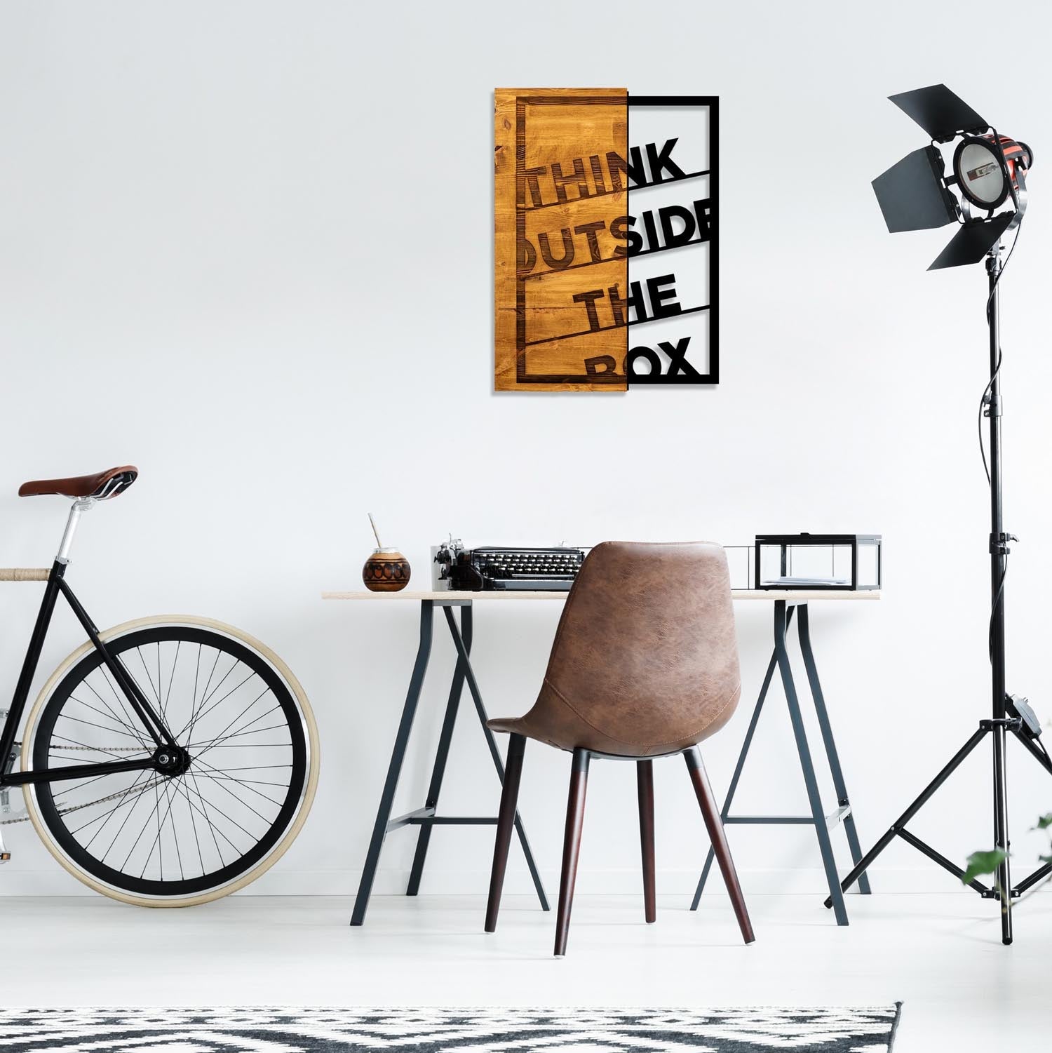 Think Outside The Box in Walnuss Schwarz präsentiert im Onlineshop von KAQTU Design AG. Wanddeko ist von Wallity