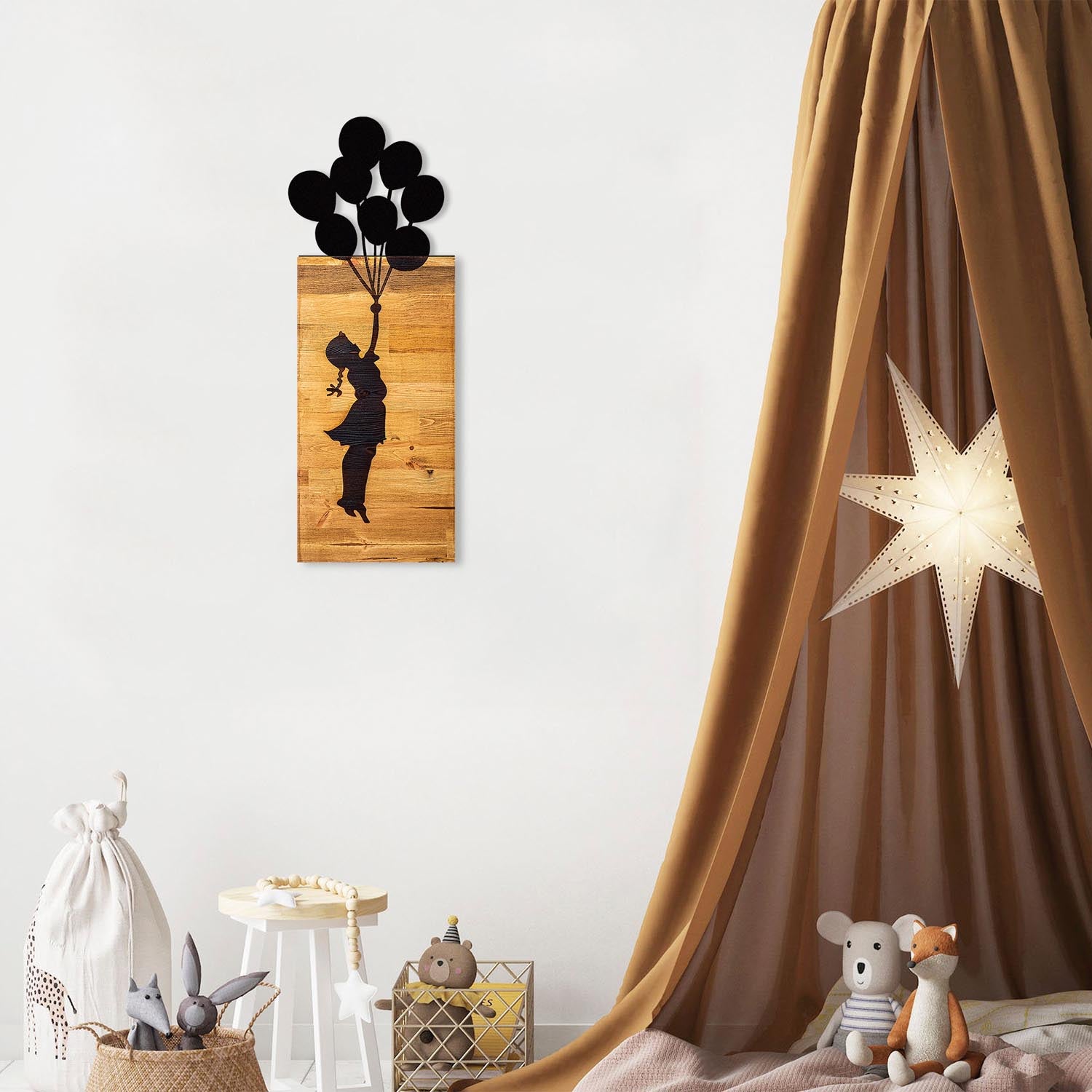 Chıld And Balloons in Schwarz präsentiert im Onlineshop von KAQTU Design AG. Wanddeko ist von Wallity
