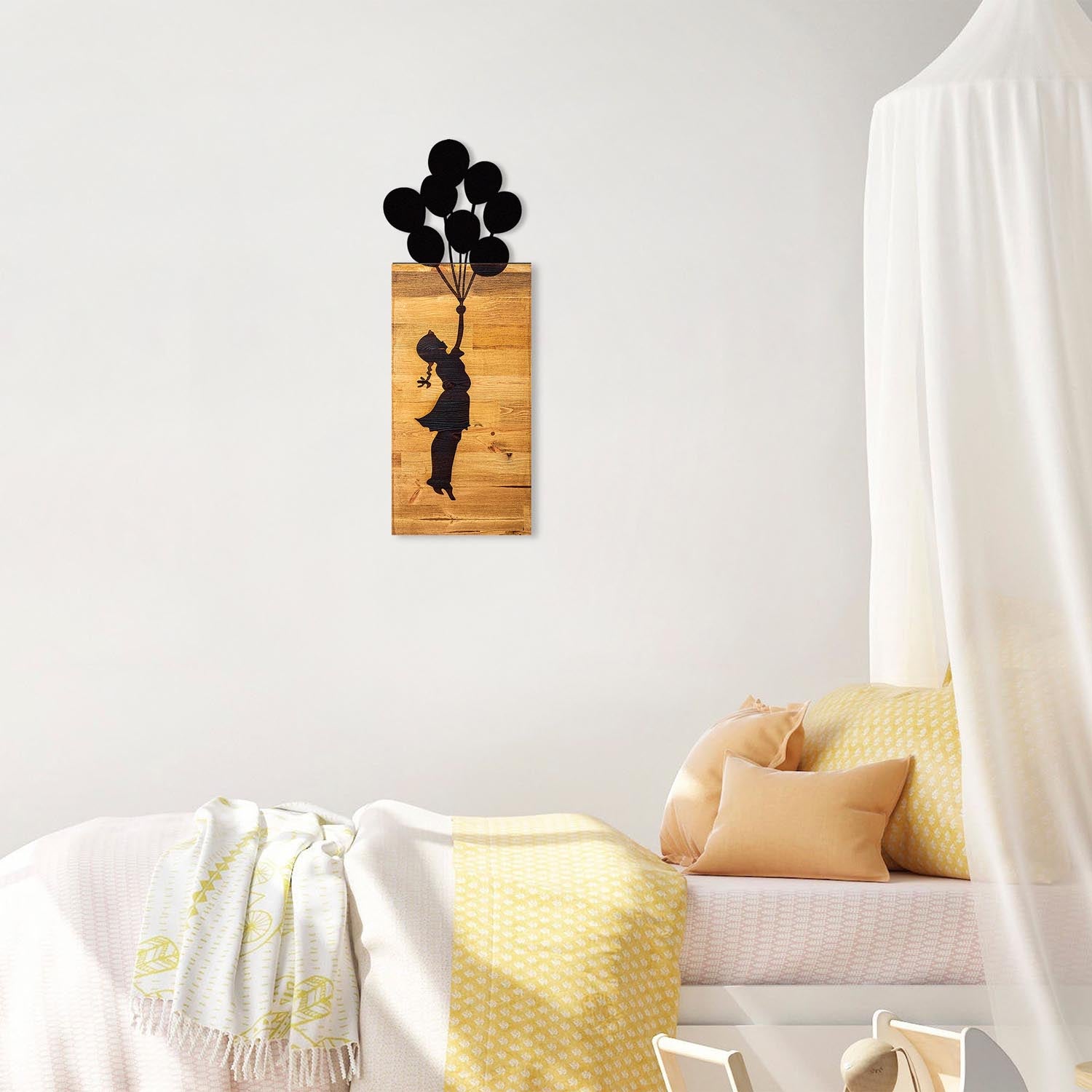 Chıld And Balloons in Schwarz präsentiert im Onlineshop von KAQTU Design AG. Wanddeko ist von Wallity