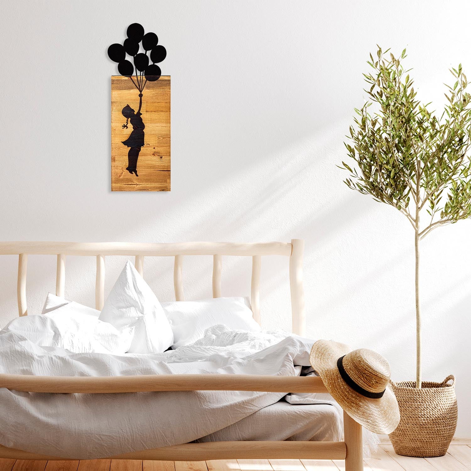 Chıld And Balloons in Schwarz präsentiert im Onlineshop von KAQTU Design AG. Wanddeko ist von Wallity