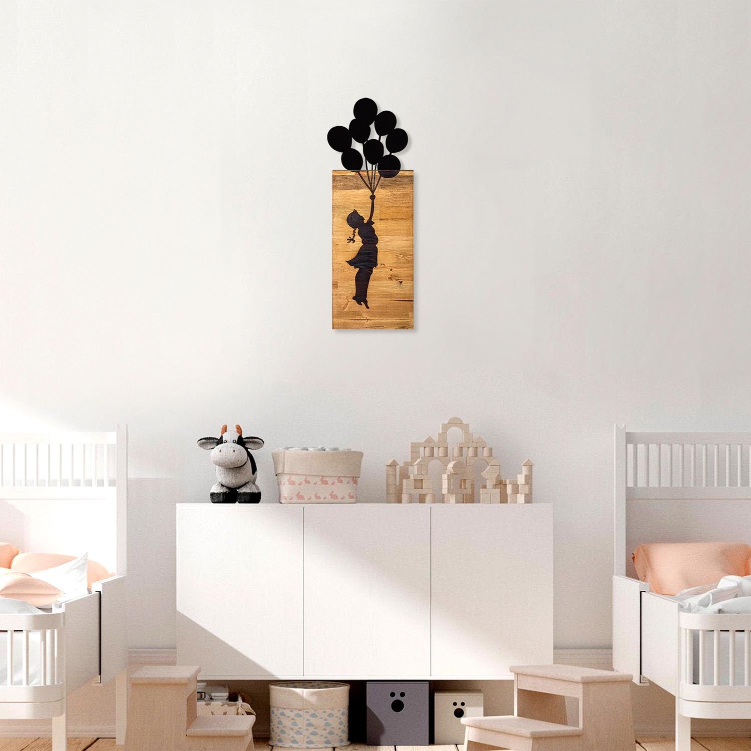 Chıld And Balloons in Schwarz präsentiert im Onlineshop von KAQTU Design AG. Wanddeko ist von Wallity