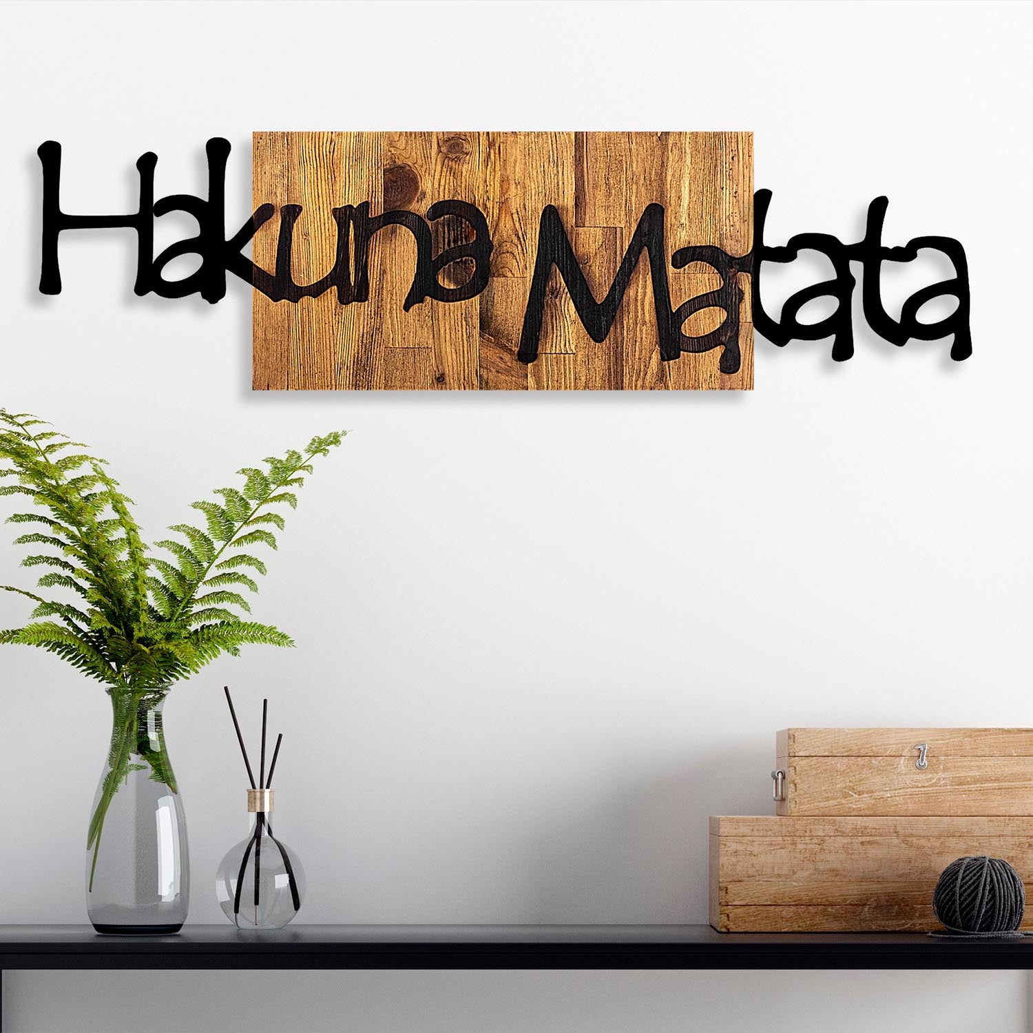 Hakuna Matata 4 in Schwarz
 Hellwalnuss präsentiert im Onlineshop von KAQTU Design AG. Wanddeko ist von Wallity