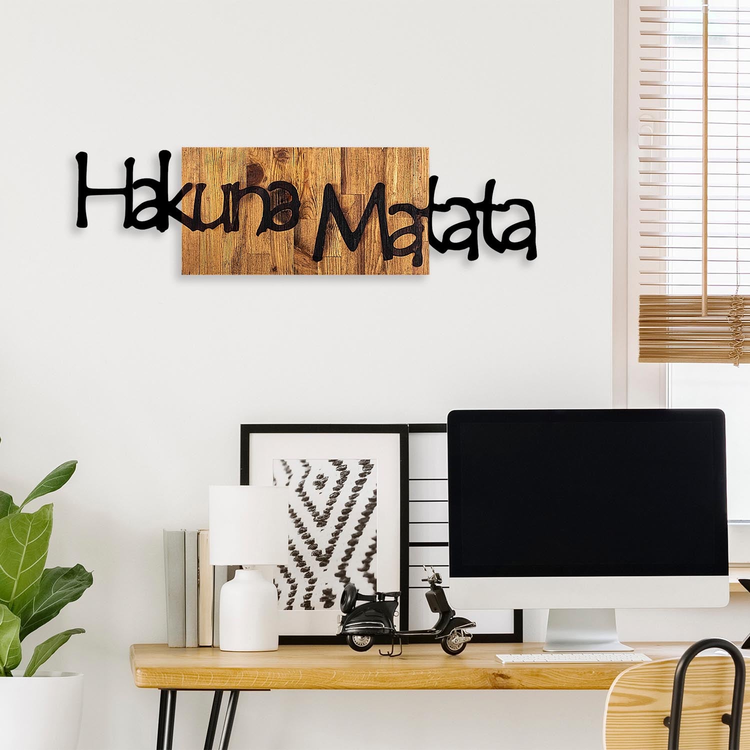 Hakuna Matata 4 in Schwarz
 Hellwalnuss präsentiert im Onlineshop von KAQTU Design AG. Wanddeko ist von Wallity
