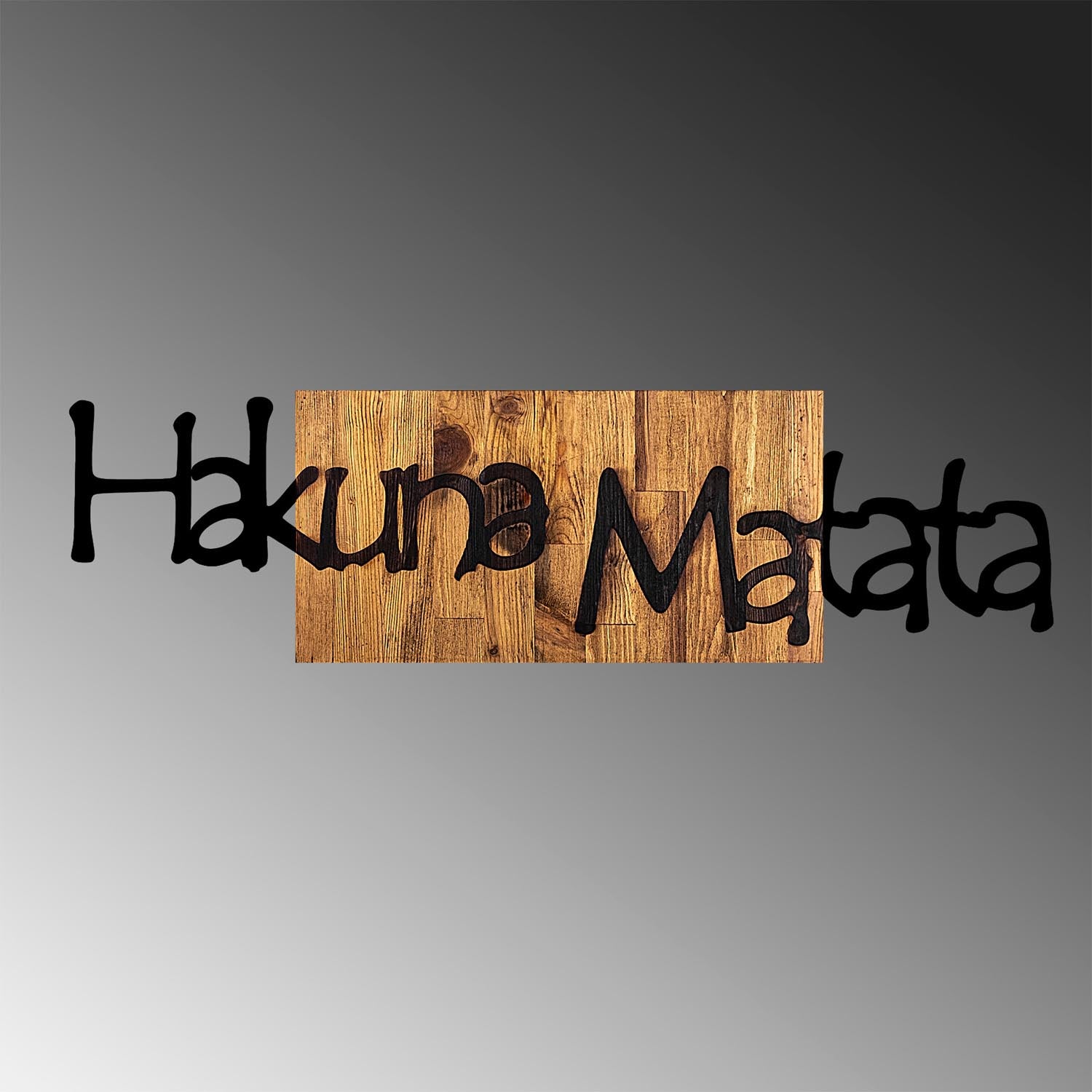 Hakuna Matata 4 in Schwarz
 Hellwalnuss präsentiert im Onlineshop von KAQTU Design AG. Wanddeko ist von Wallity