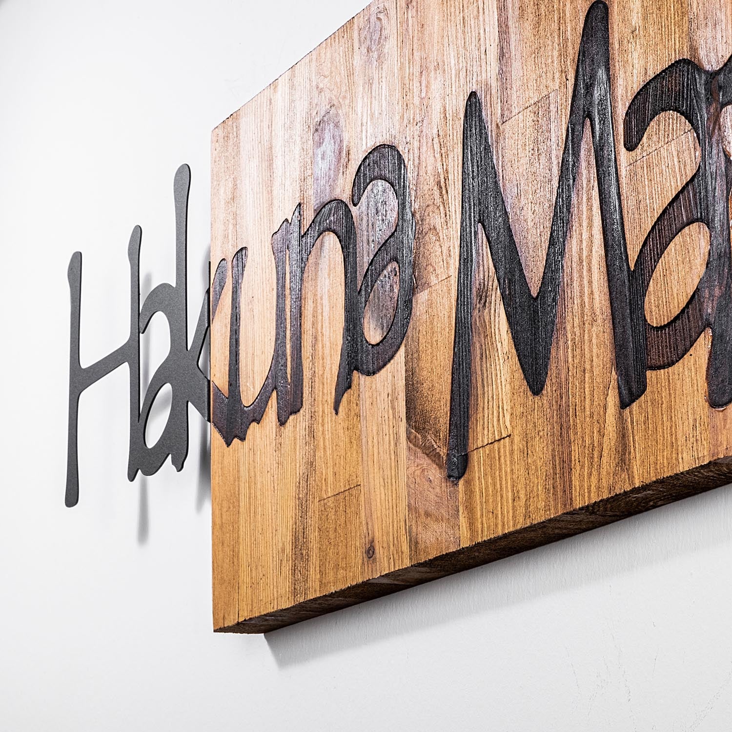 Hakuna Matata 4 in Schwarz
 Hellwalnuss präsentiert im Onlineshop von KAQTU Design AG. Wanddeko ist von Wallity