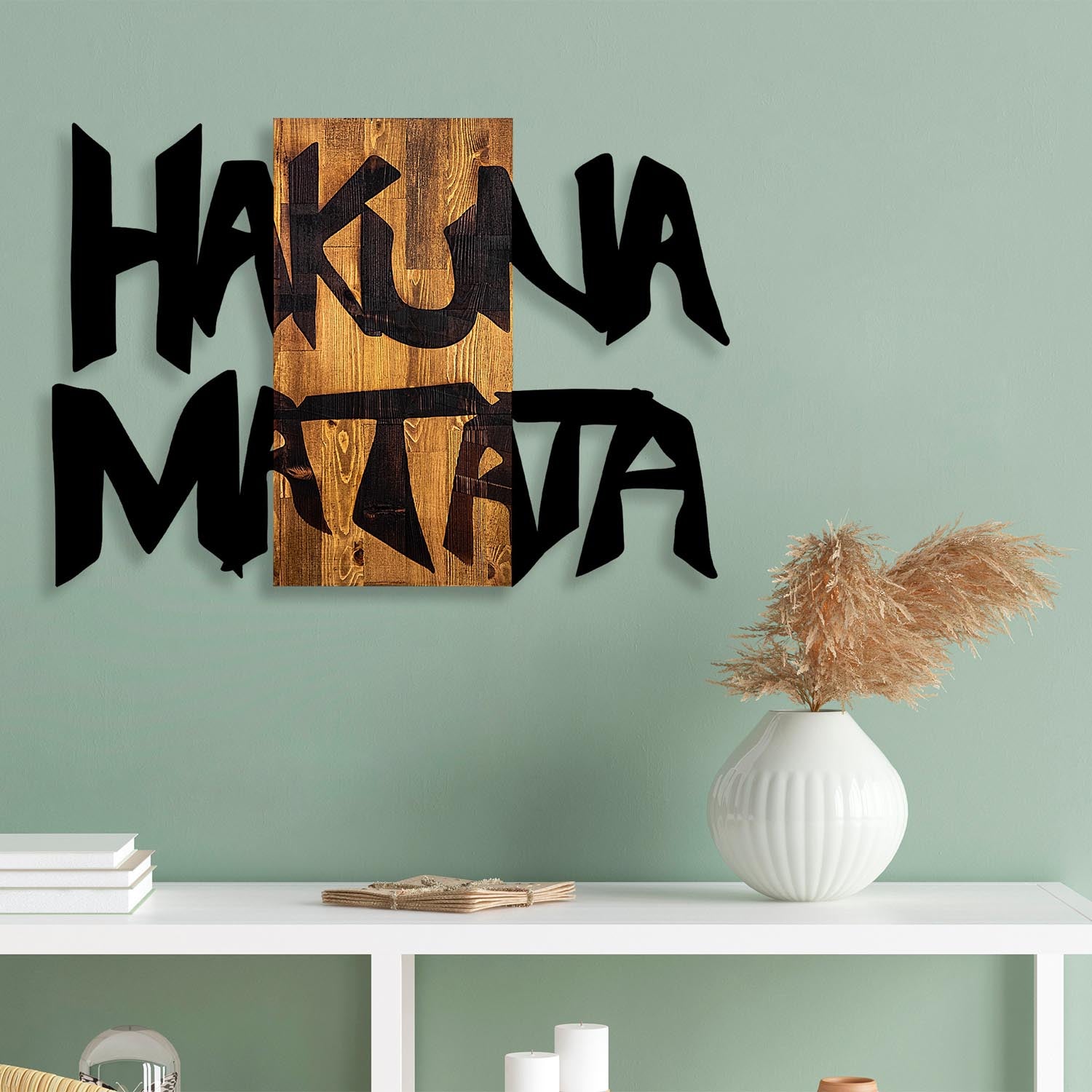 Hakuna Matata 5 in Schwarz
 Hellwalnuss präsentiert im Onlineshop von KAQTU Design AG. Wanddeko ist von Wallity