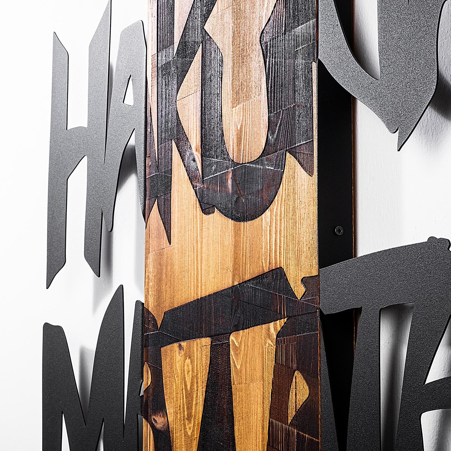 Hakuna Matata 5 in Schwarz
 Hellwalnuss präsentiert im Onlineshop von KAQTU Design AG. Wanddeko ist von Wallity