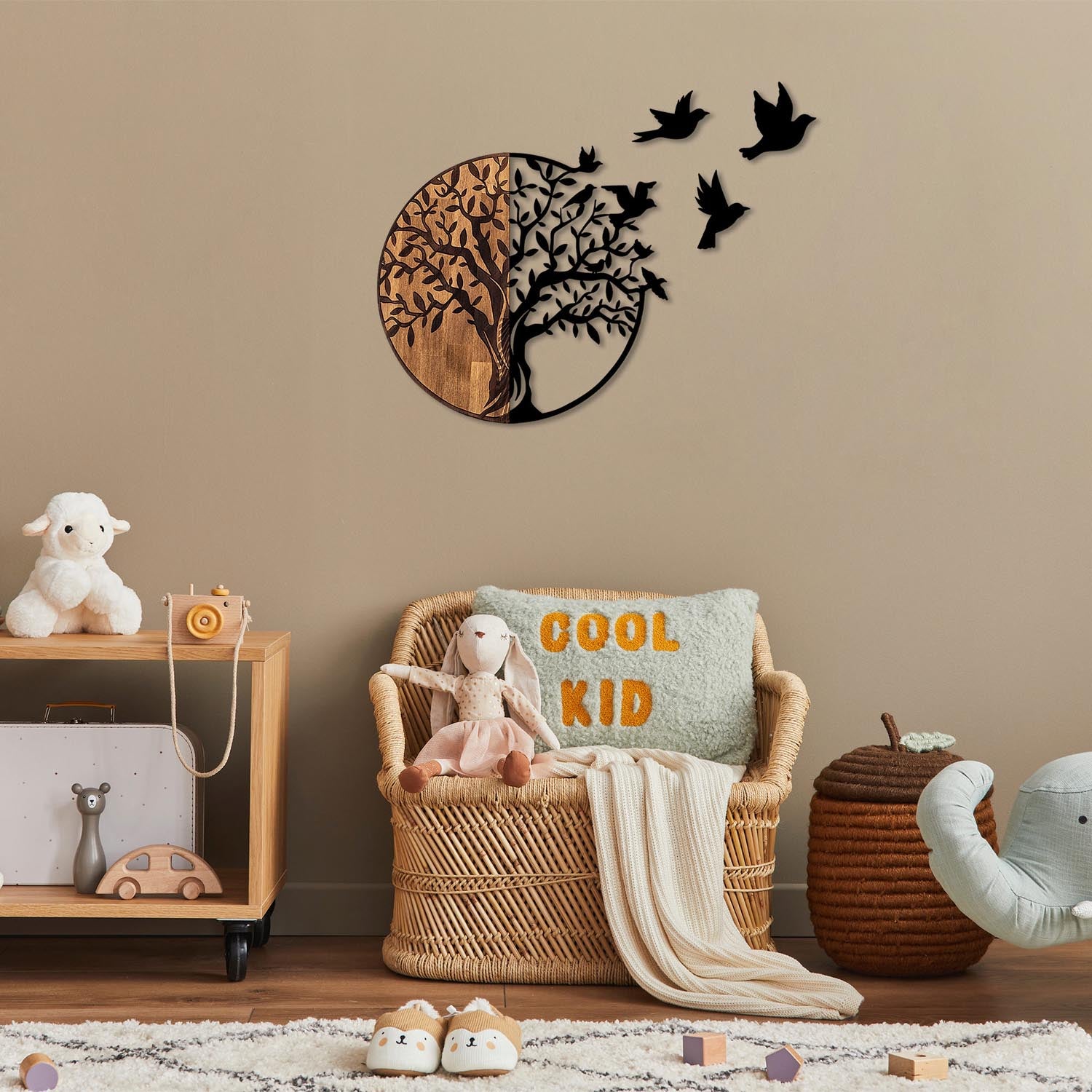 Tree And Birds - 322 in Schwarznuss präsentiert im Onlineshop von KAQTU Design AG. Wanddeko ist von Wallity