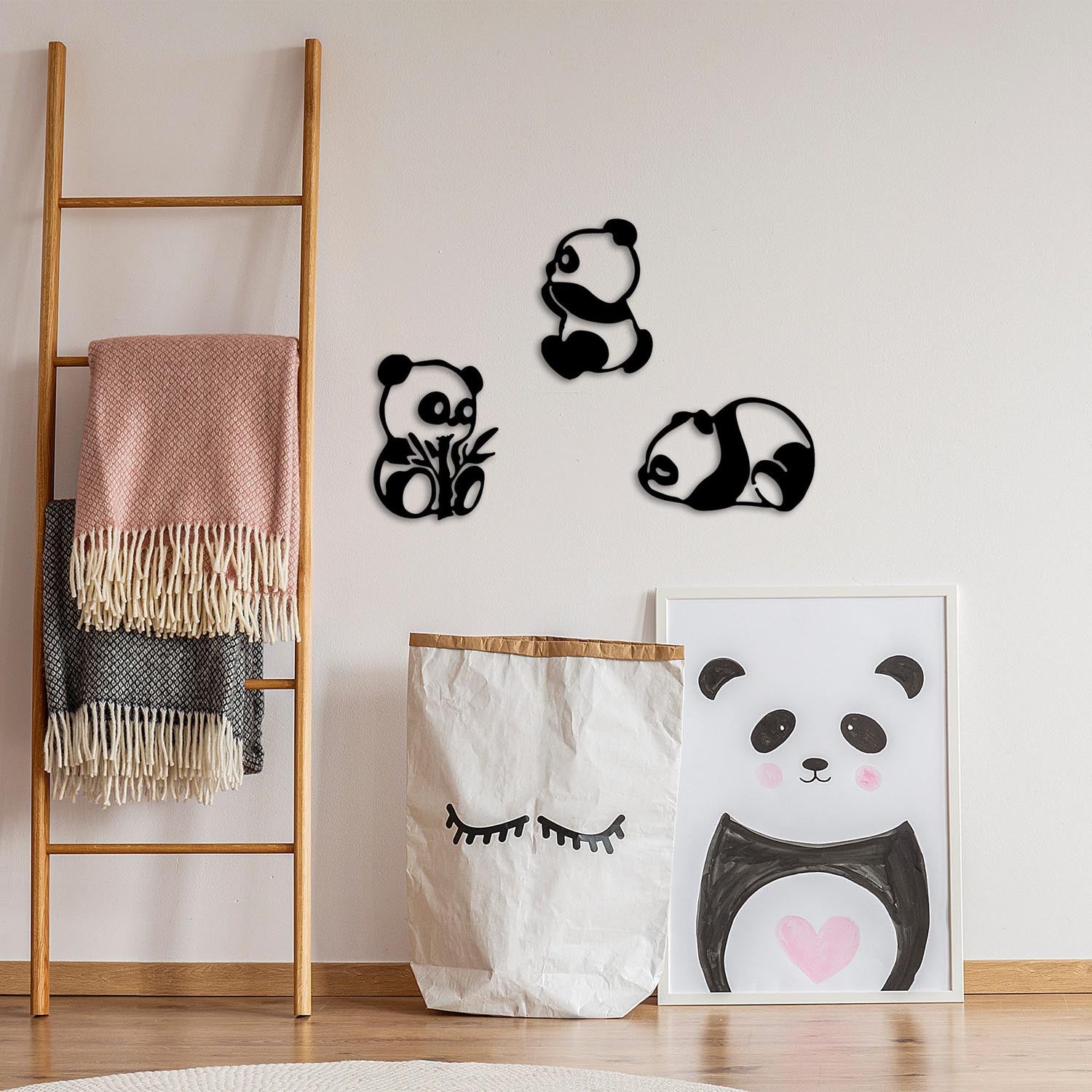 Pandas - 298 in Schwarz präsentiert im Onlineshop von KAQTU Design AG. Wanddeko ist von Wallity