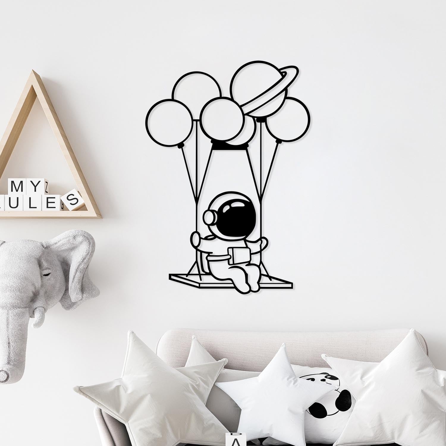 Astronaut 1 in Schwarz präsentiert im Onlineshop von KAQTU Design AG. Wanddeko ist von Wallity