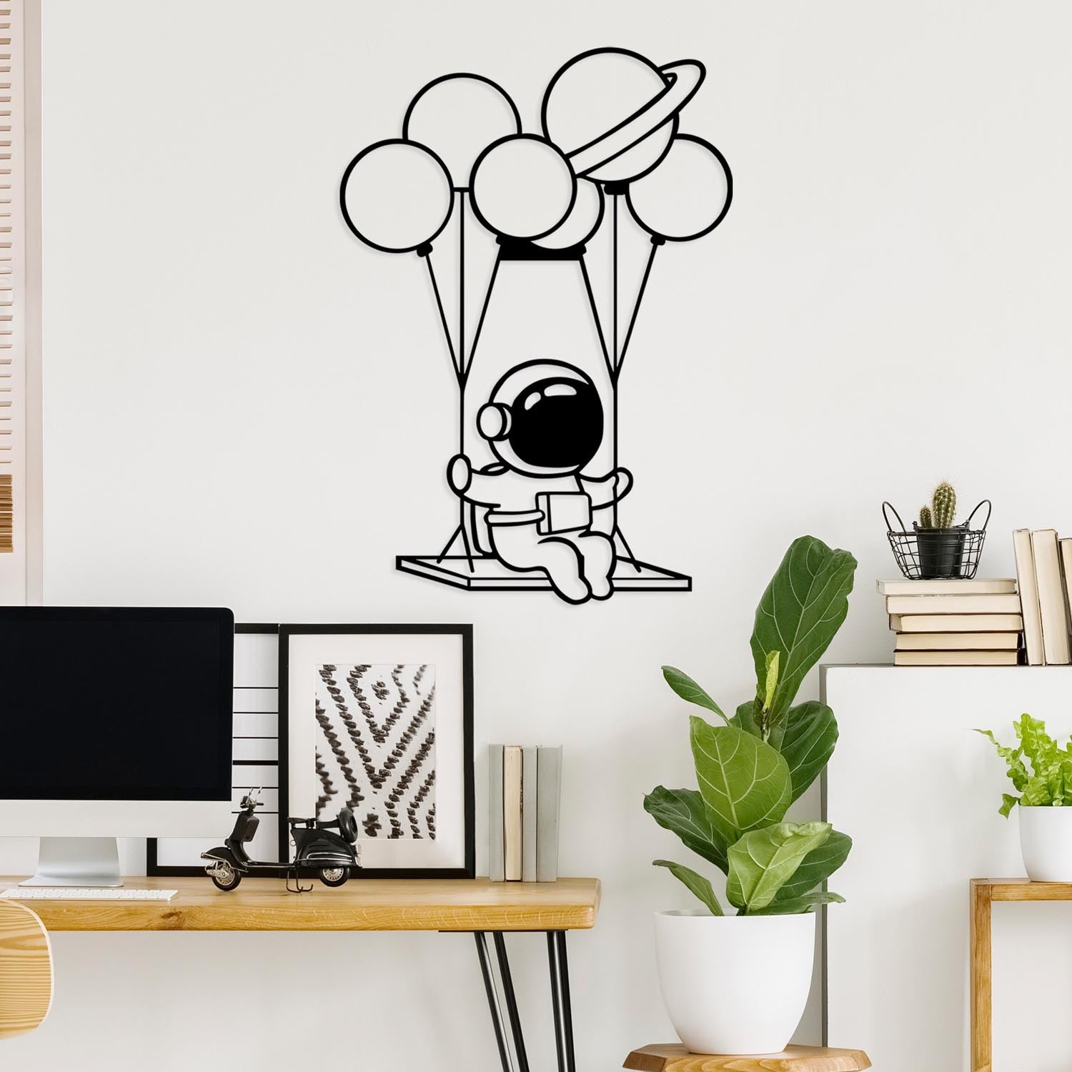 Astronaut 1 in Schwarz präsentiert im Onlineshop von KAQTU Design AG. Wanddeko ist von Wallity