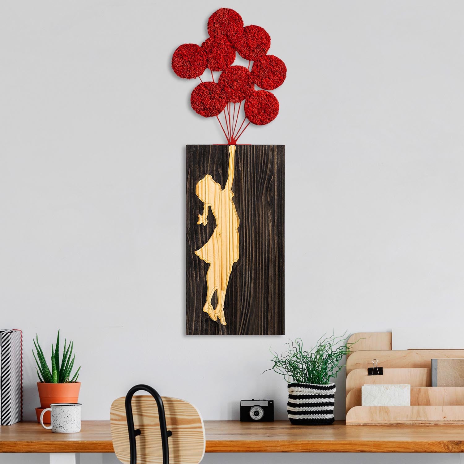 Banksy - 17-1 in Walnuss
 Braun
 Rot präsentiert im Onlineshop von KAQTU Design AG. Wanddeko ist von Wallity
