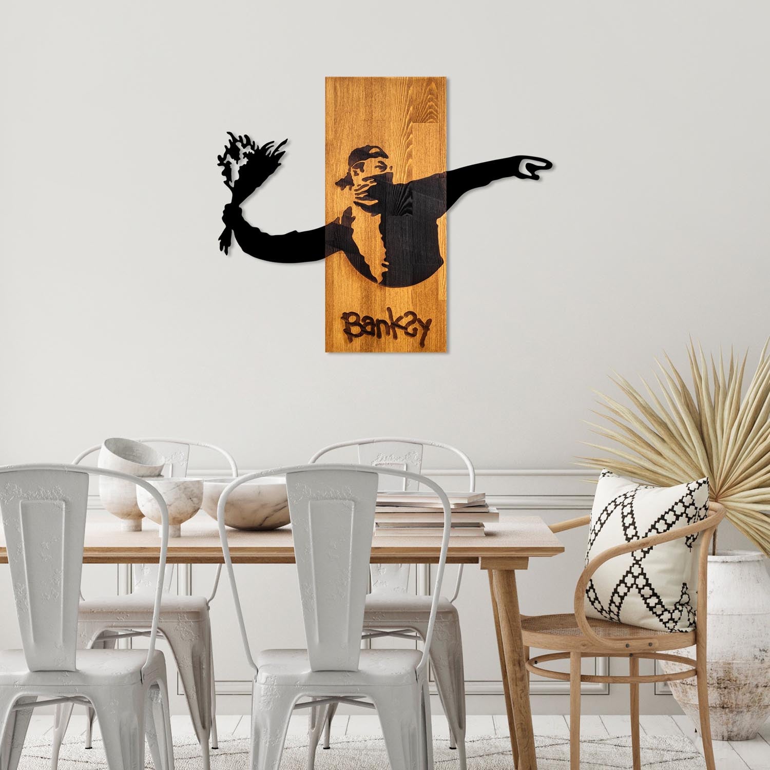 Banksy - Flower Thrower in Walnuss Schwarz präsentiert im Onlineshop von KAQTU Design AG. Wanddeko ist von Wallity