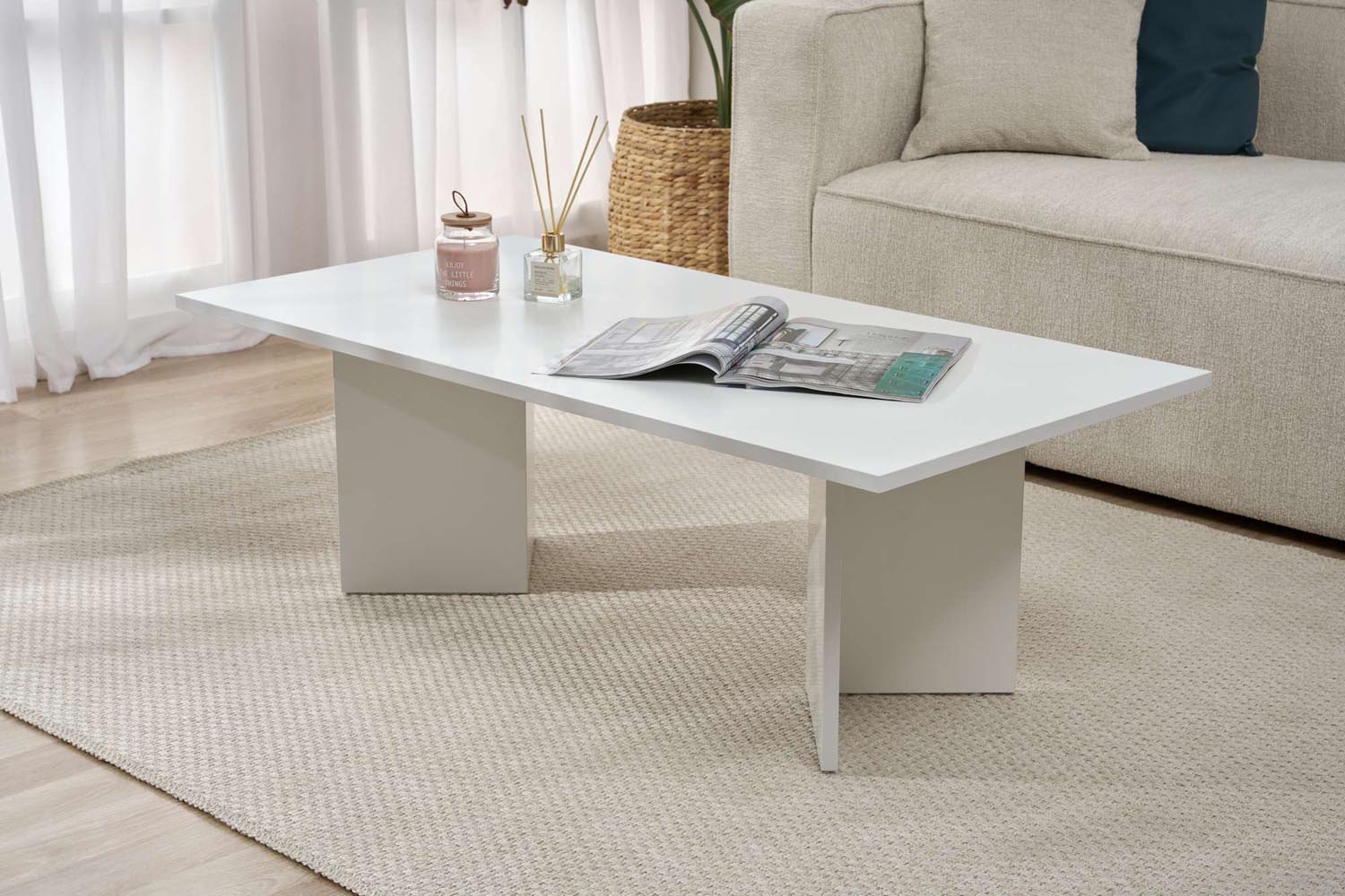 Sabin - White in Weiss präsentiert im Onlineshop von KAQTU Design AG. Beistelltisch ist von Nordure