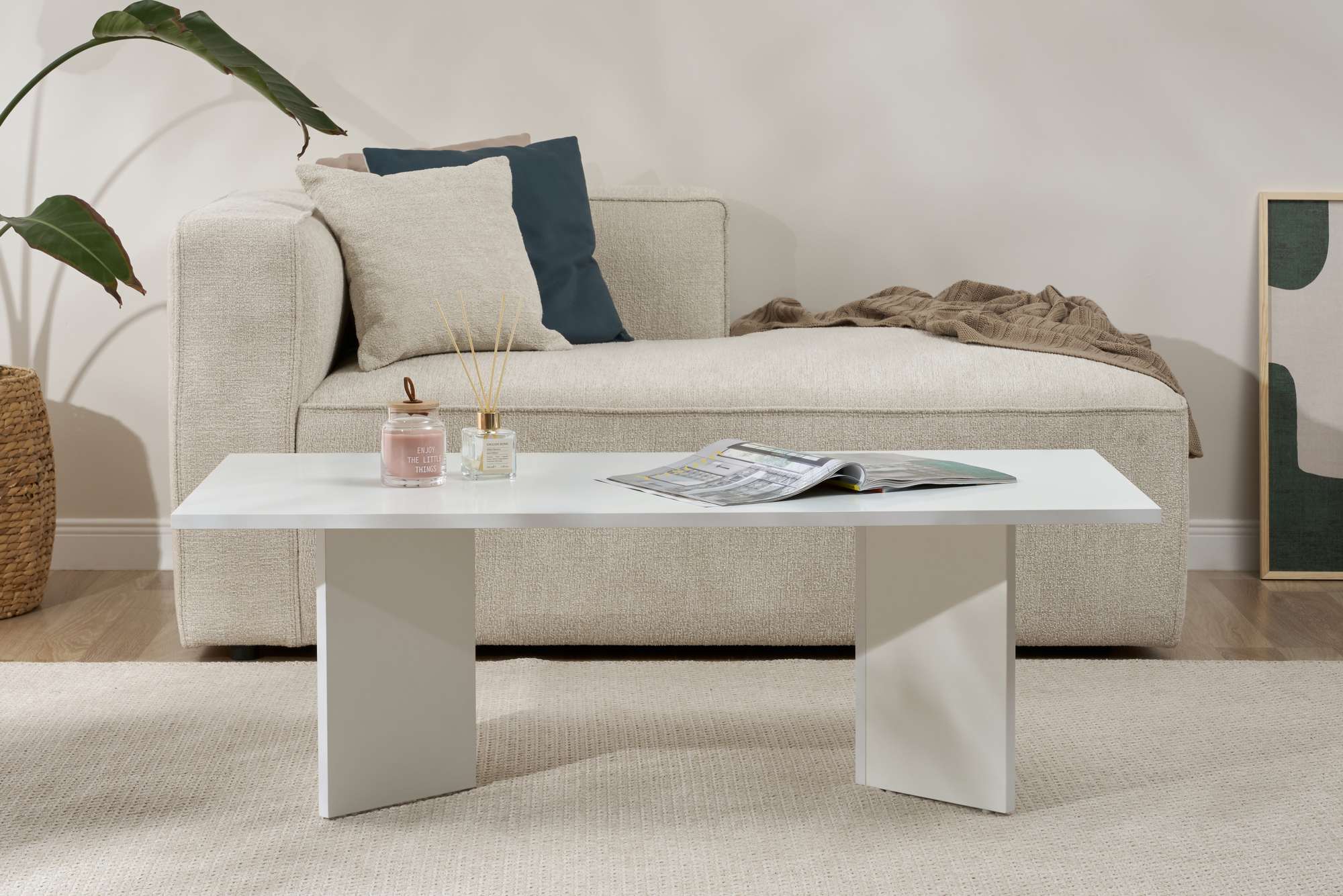 Sabin - White in Weiss präsentiert im Onlineshop von KAQTU Design AG. Beistelltisch ist von Nordure