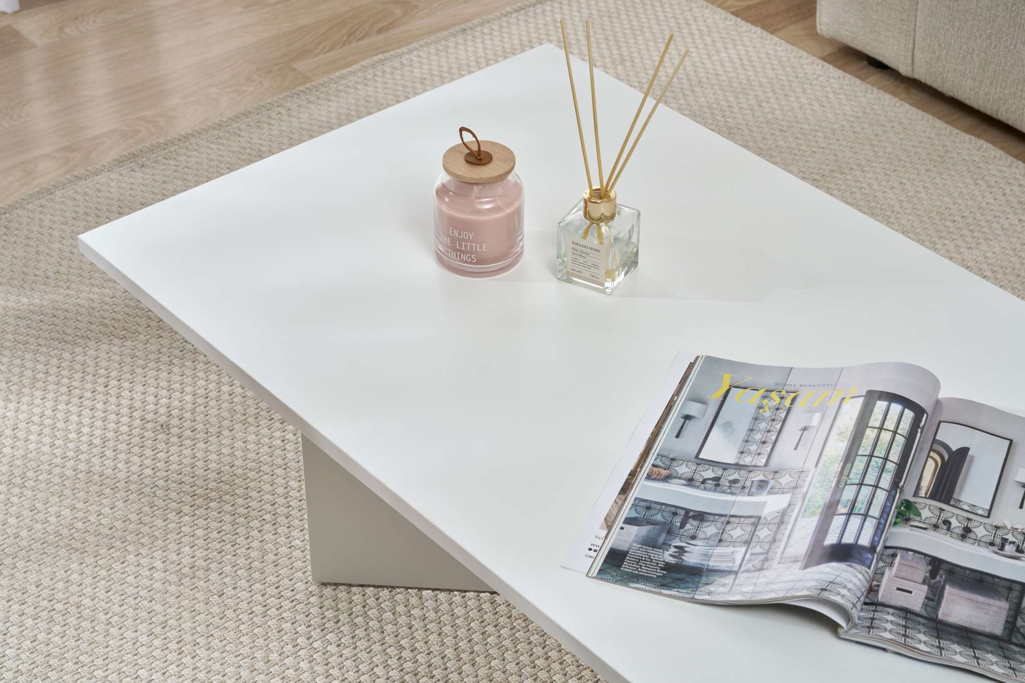 Sabin - White in Weiss präsentiert im Onlineshop von KAQTU Design AG. Beistelltisch ist von Nordure