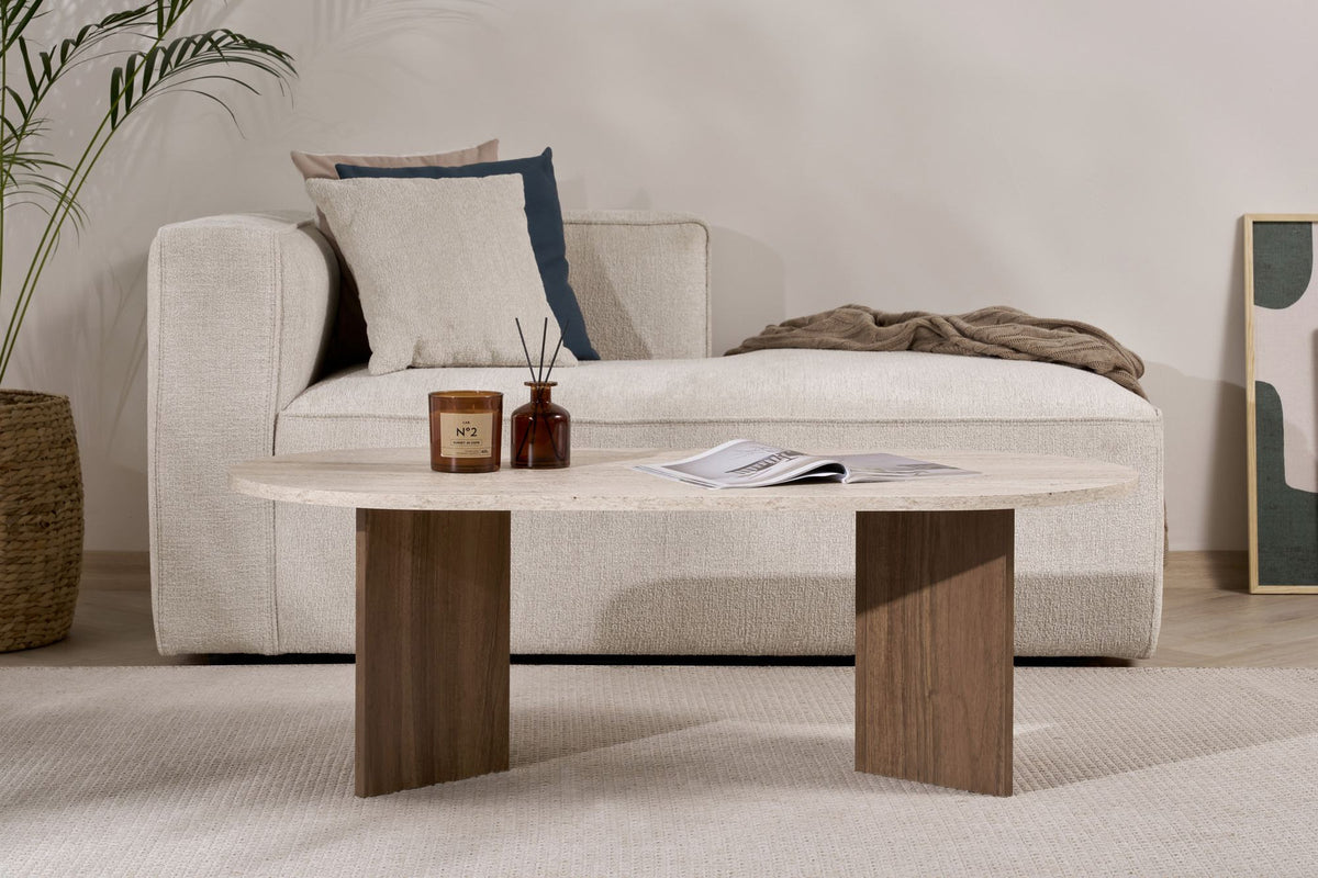 Couchtisch Sable von Nordure mit Tischplatte in Travertin-Optik und Gestell in Venezia-Walnuss-Optik, rechteckige Form, 119 x 60 x 40 cm.