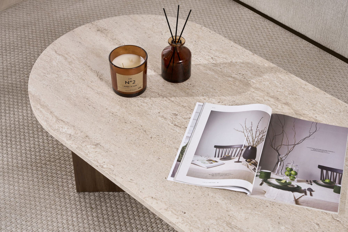 Couchtisch Sable von Nordure mit Tischplatte in Travertin-Optik und Gestell in Venezia-Walnuss-Optik, rechteckige Form, 119 x 60 x 40 cm.