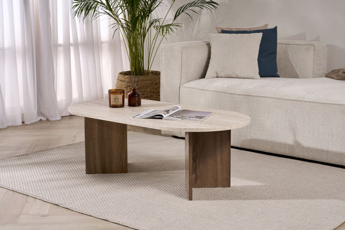 Couchtisch Sable von Nordure mit Tischplatte in Travertin-Optik und Gestell in Venezia-Walnuss-Optik, rechteckige Form, 119 x 60 x 40 cm.