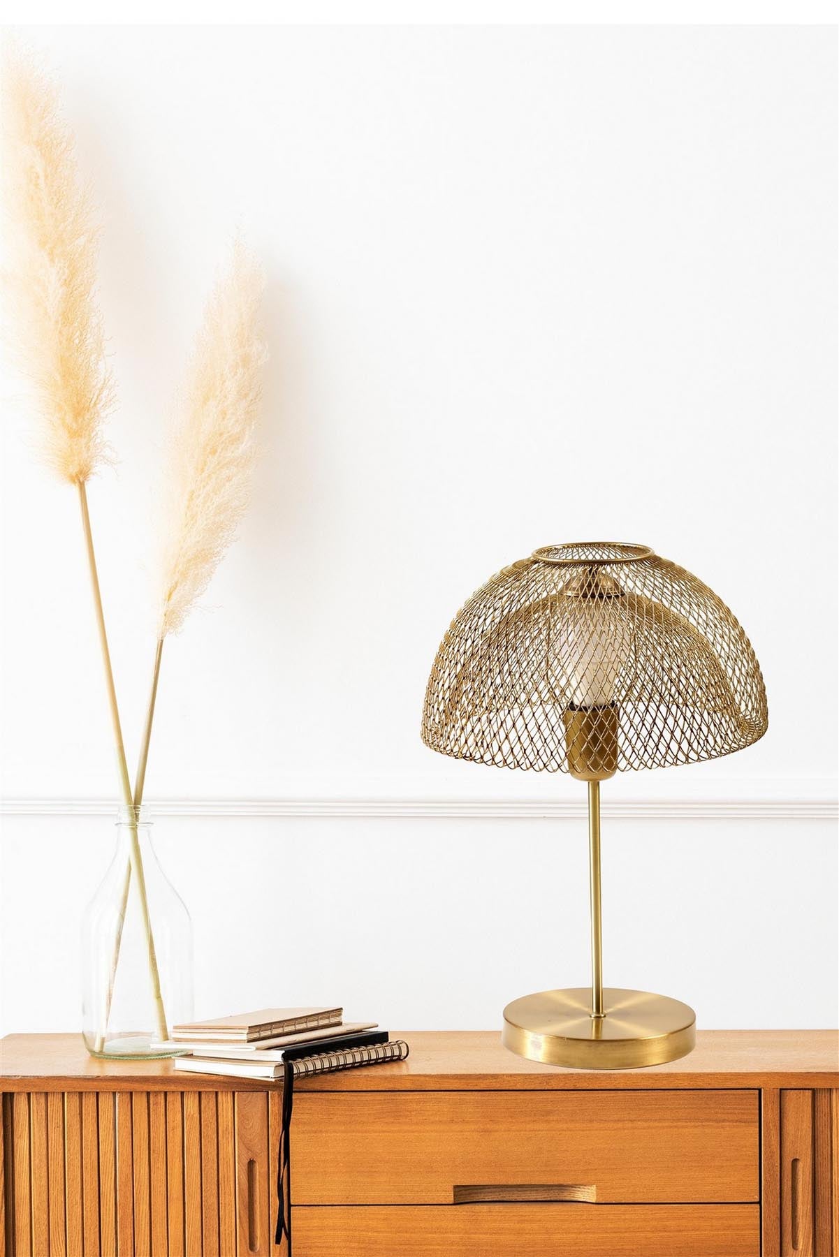 Lungo Eskitme Ufo Başlıklı Masa Lambası in Gold präsentiert im Onlineshop von KAQTU Design AG. Tischleuchte ist von Opviq
