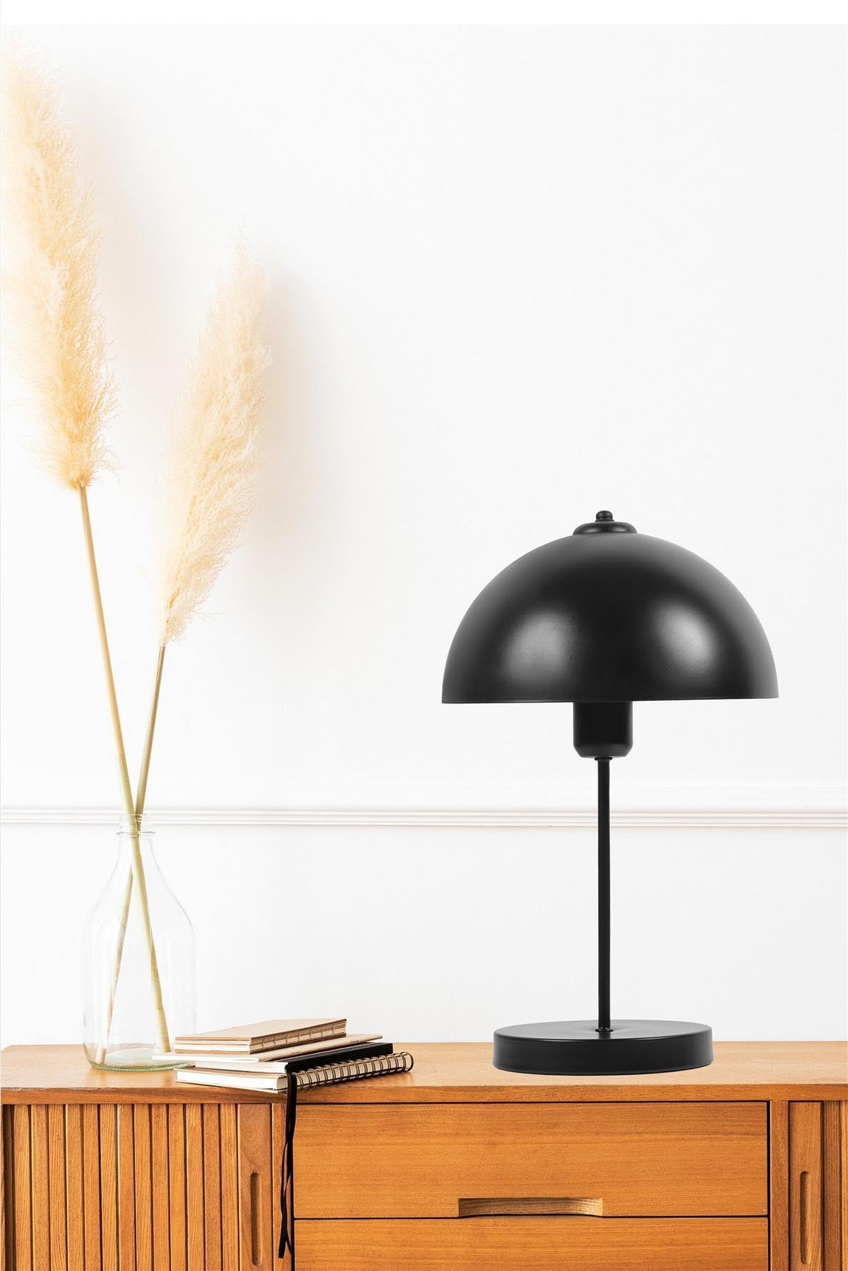 Lungo Siyah Retro Başlıklı Masa Lambası in Schwarz präsentiert im Onlineshop von KAQTU Design AG. Tischleuchte ist von Opviq