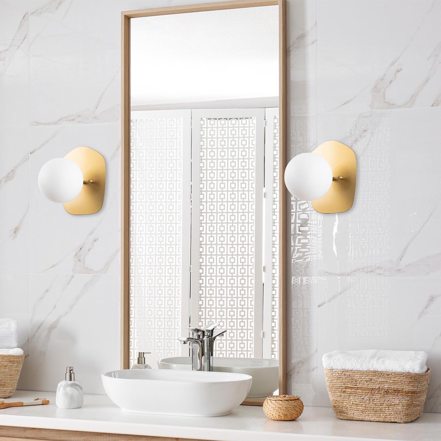Well - 11670 in Gold präsentiert im Onlineshop von KAQTU Design AG. Wandleuchte ist von Opviq
