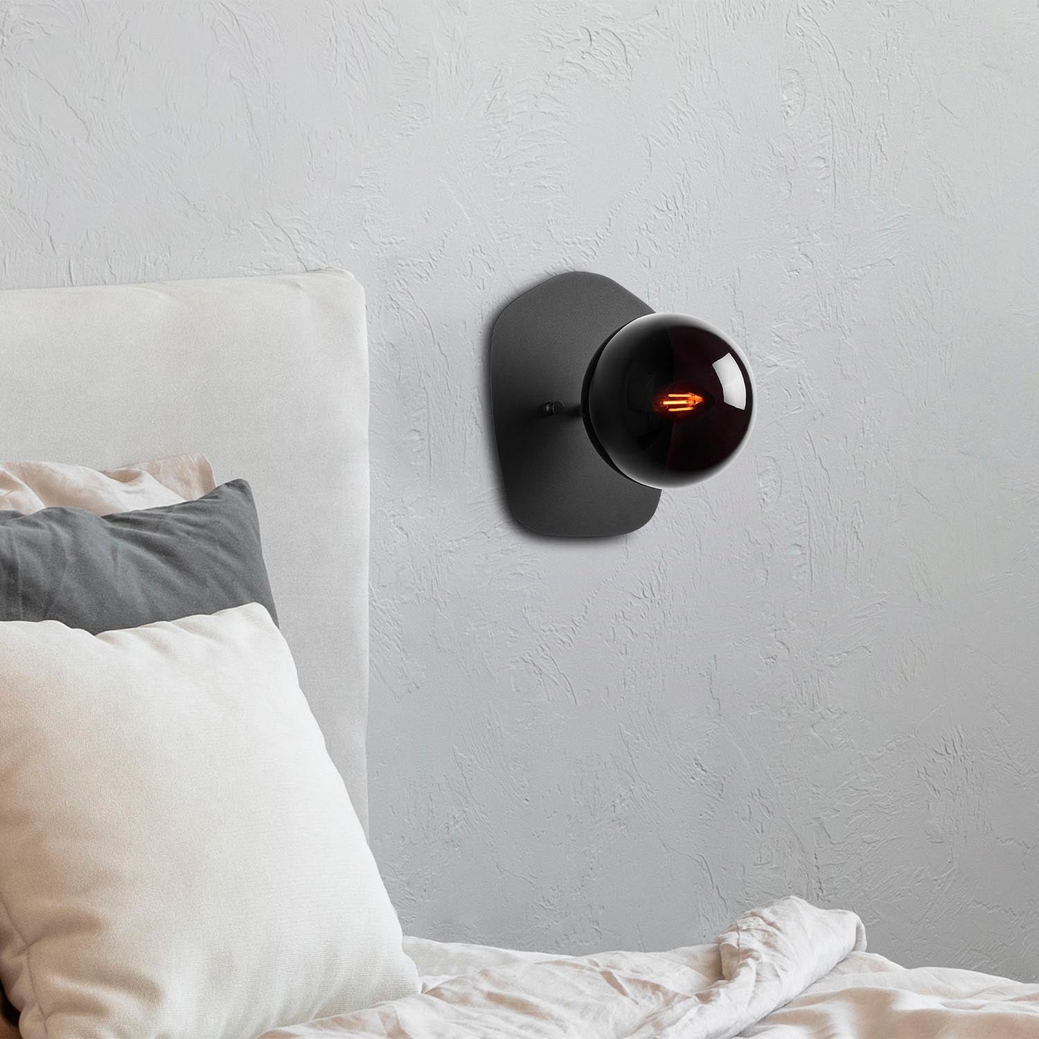 Well - 11675 in Schwarz präsentiert im Onlineshop von KAQTU Design AG. Wandleuchte ist von Opviq