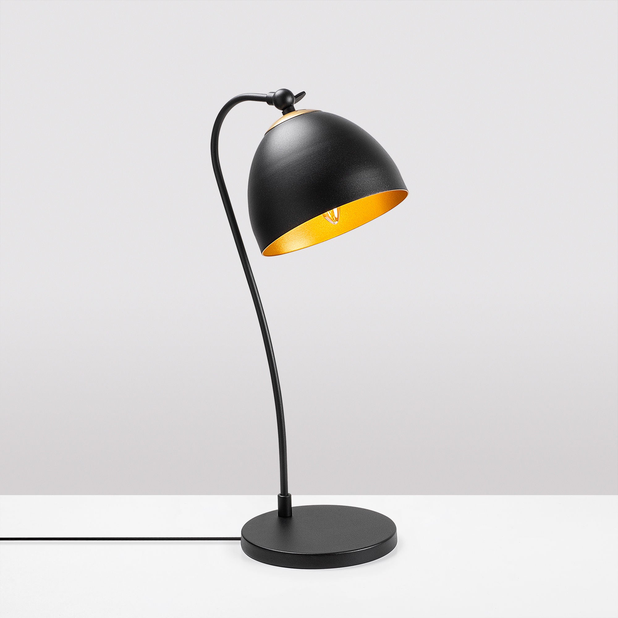 Acuka12295 in Schwarz Gold präsentiert im Onlineshop von KAQTU Design AG. Tischleuchte ist von Opviq
