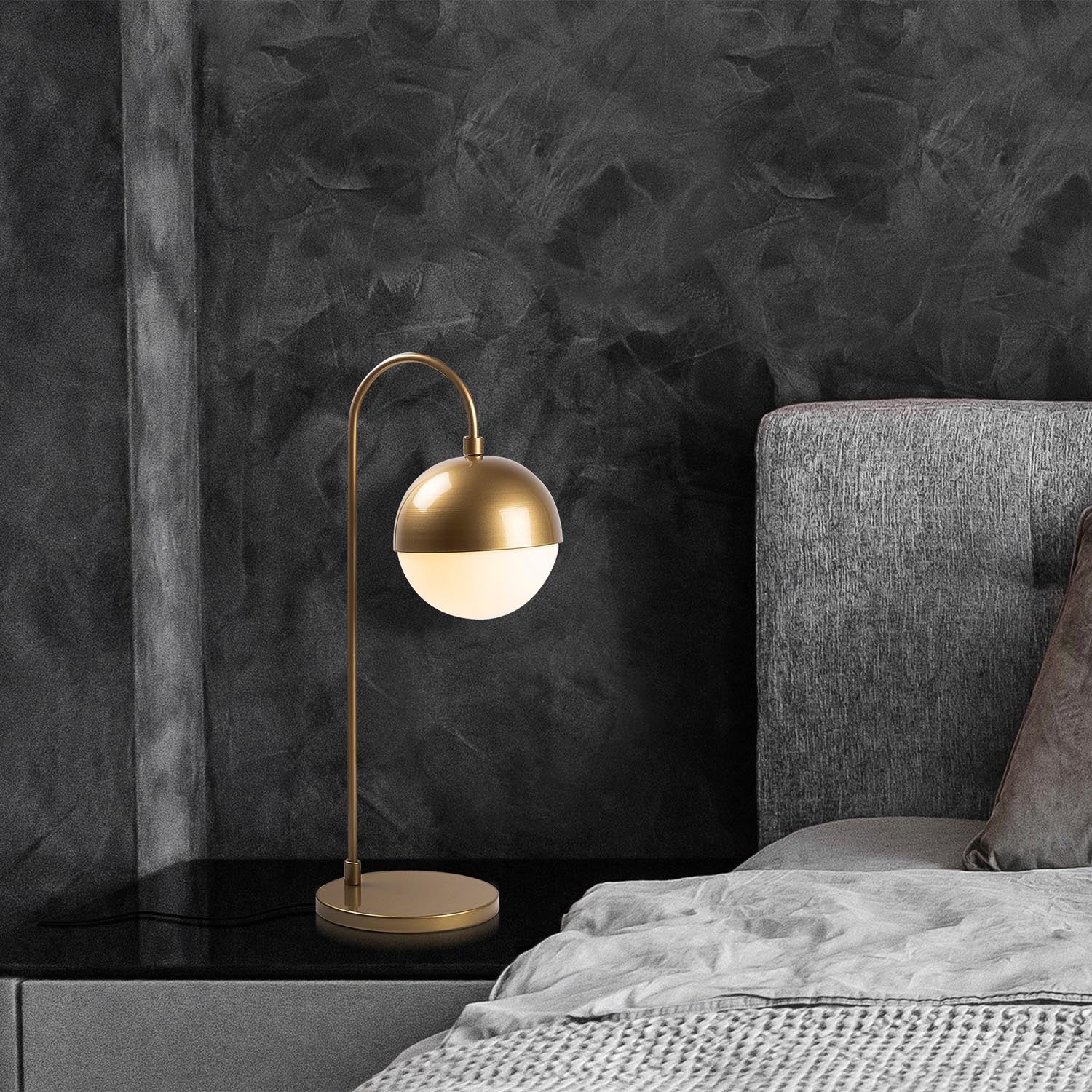 Horn - 12202 in Gold präsentiert im Onlineshop von KAQTU Design AG. Tischleuchte ist von Opviq