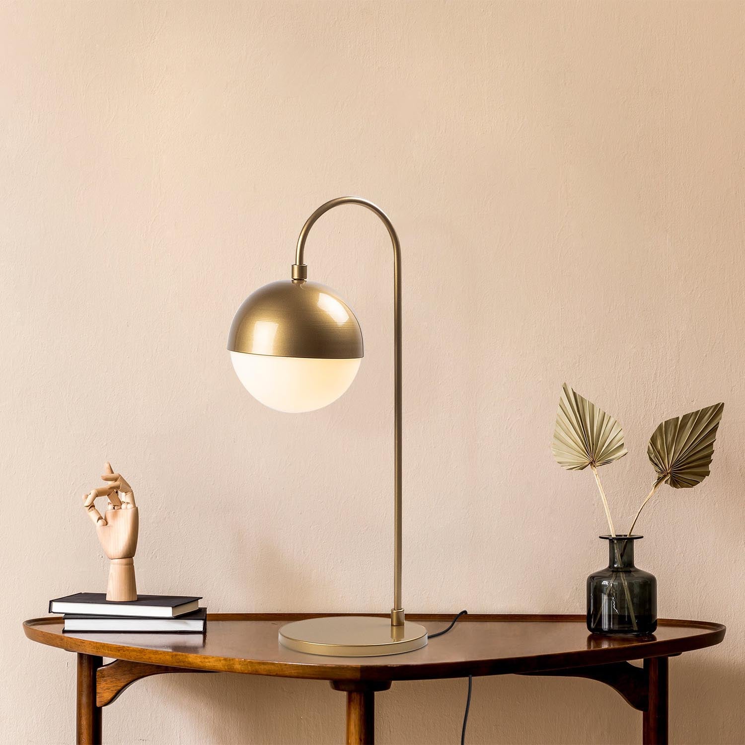 Horn - 12202 in Gold präsentiert im Onlineshop von KAQTU Design AG. Tischleuchte ist von Opviq