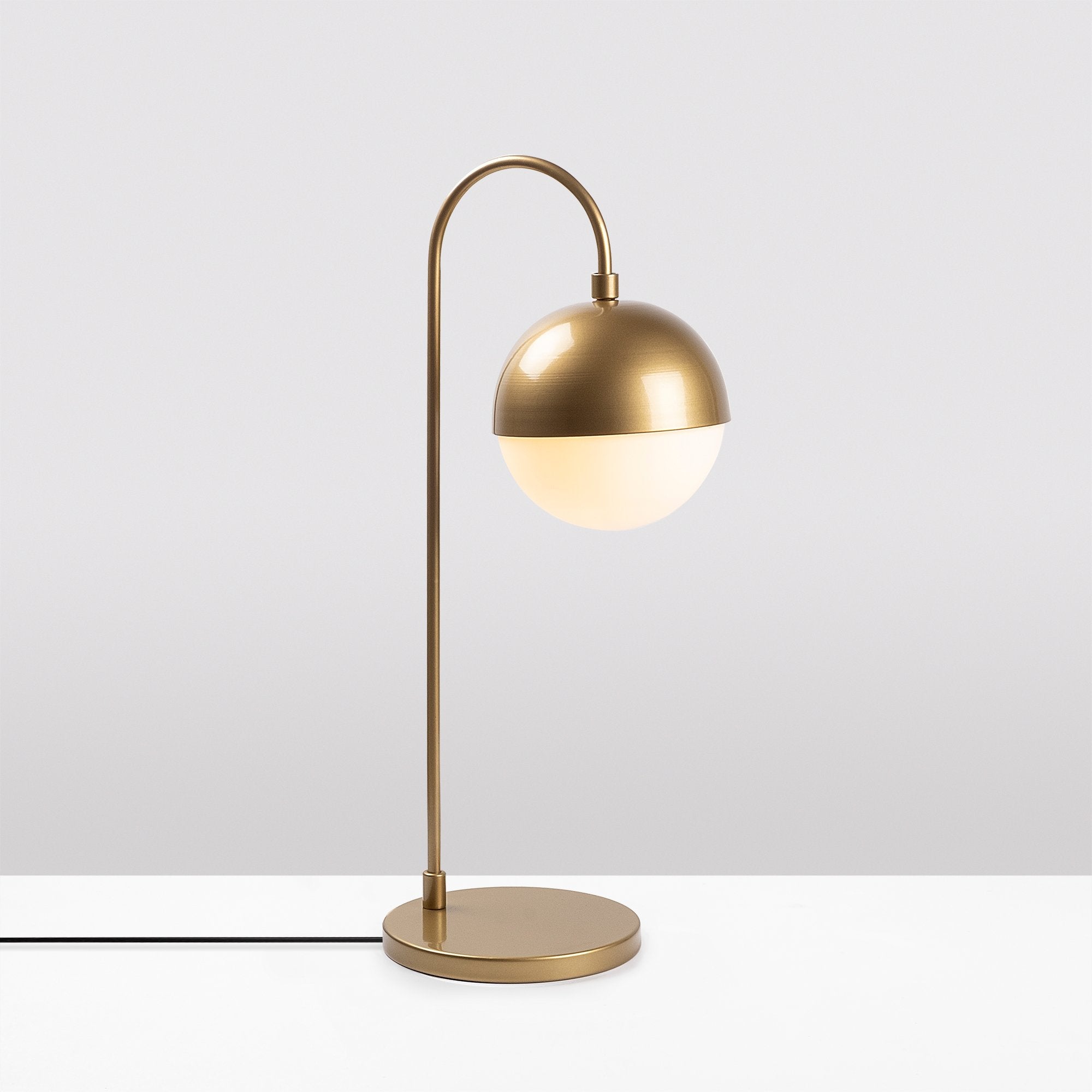 Horn - 12202 in Gold präsentiert im Onlineshop von KAQTU Design AG. Tischleuchte ist von Opviq