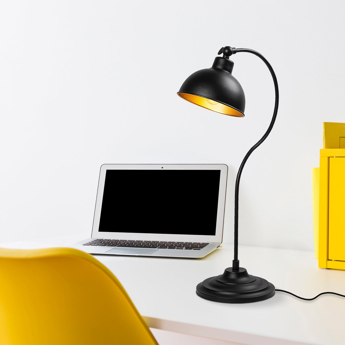 Konika Tischleuchte - Schwarz Gold in Schwarz Gold präsentiert im Onlineshop von KAQTU Design AG. Tischleuchte ist von Opviq
