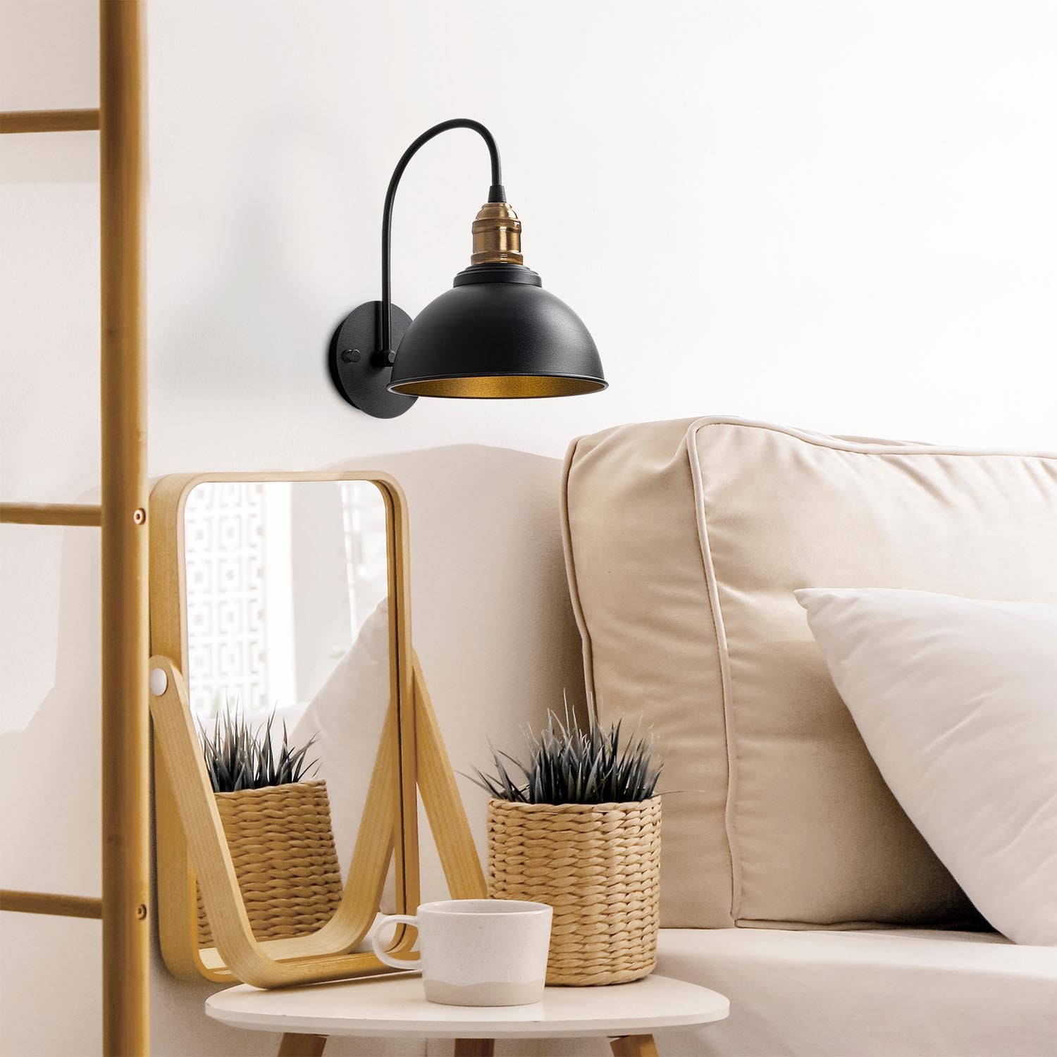 Varzan - 10840 in Schwarz Antiquität präsentiert im Onlineshop von KAQTU Design AG. Wandleuchte ist von Opviq