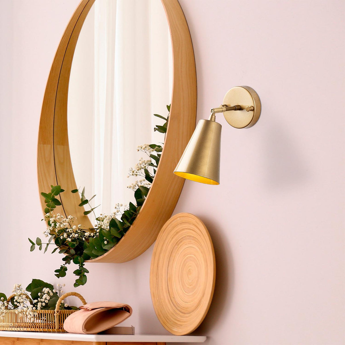 Evander Wandleuchte - Gold in Gold präsentiert im Onlineshop von KAQTU Design AG. Wandleuchte ist von Opviq