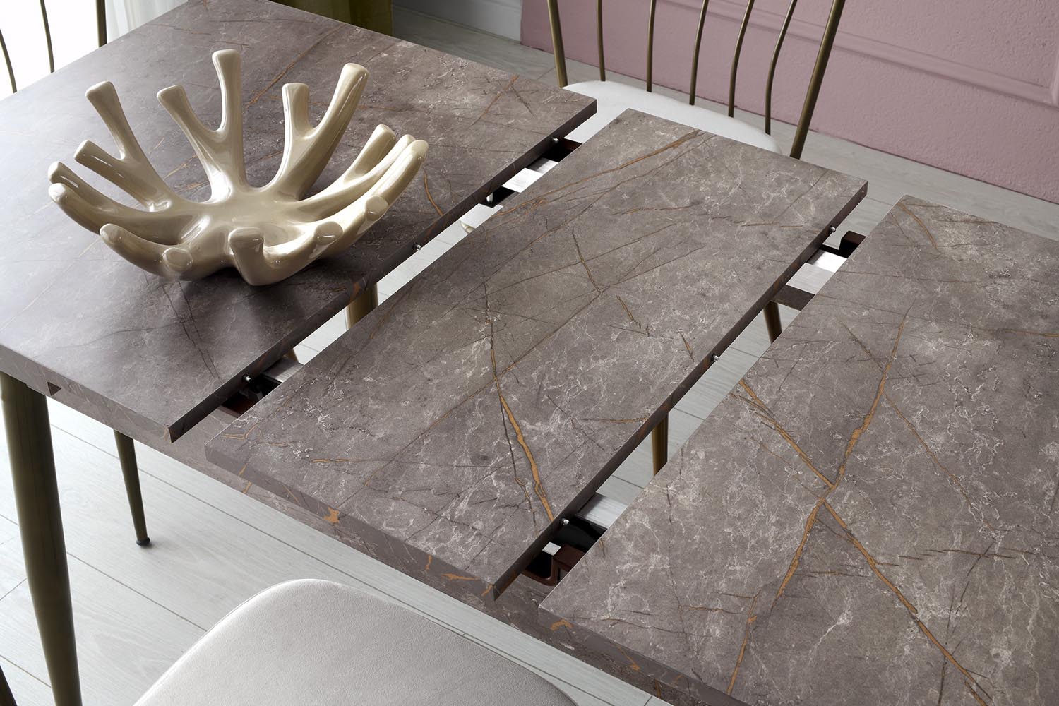 Ay - 1181 in Mink präsentiert im Onlineshop von KAQTU Design AG. Esstisch ist von Hanah Home