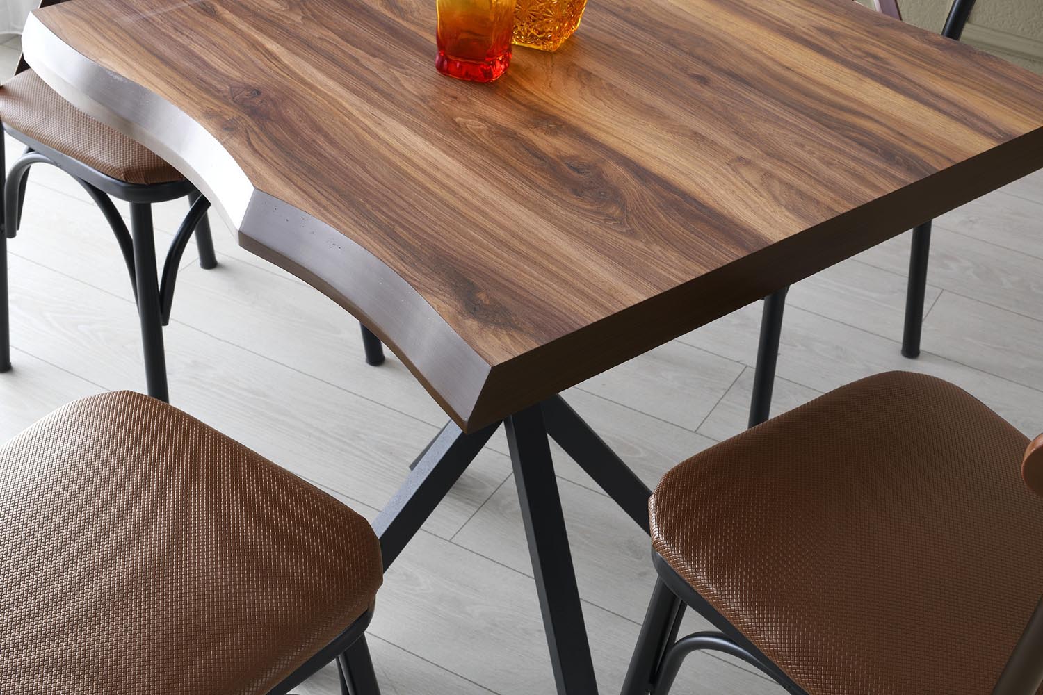 Safir - 1462 in Walnuss präsentiert im Onlineshop von KAQTU Design AG. Esstisch ist von Hanah Home