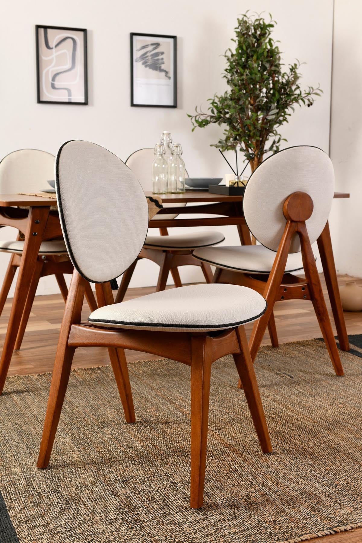 Touch v2 - Cream in Walnuss
 Creme präsentiert im Onlineshop von KAQTU Design AG. Stuhl ist von Hanah Home