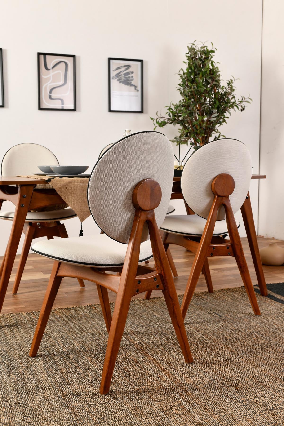 Touch v2 - Cream in Walnuss
 Creme präsentiert im Onlineshop von KAQTU Design AG. Stuhl ist von Hanah Home