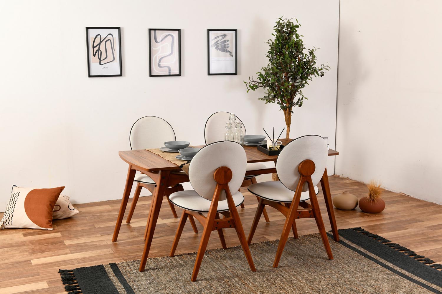 Touch v2 - Cream in Walnuss
 Creme präsentiert im Onlineshop von KAQTU Design AG. Stuhl ist von Hanah Home