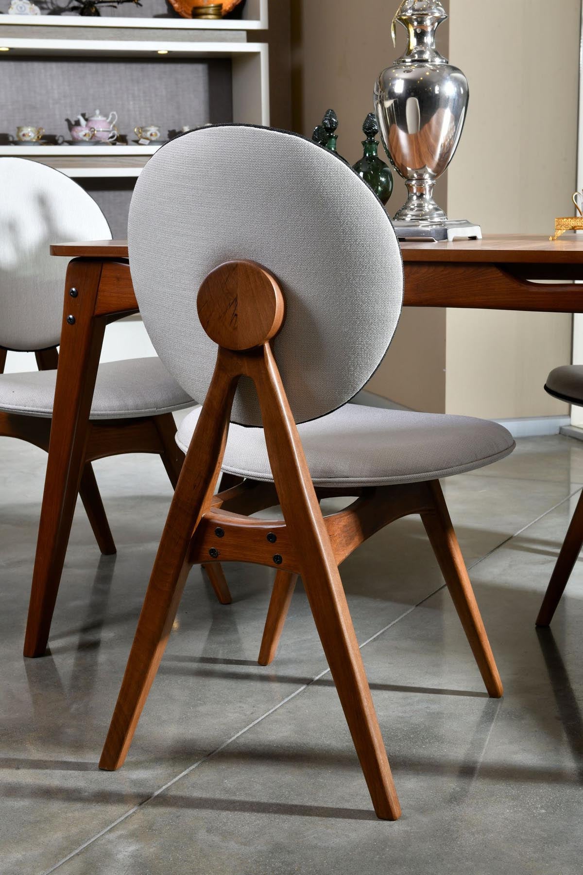 Touch v2 - Cream in Walnuss
 Creme präsentiert im Onlineshop von KAQTU Design AG. Stuhl ist von Hanah Home