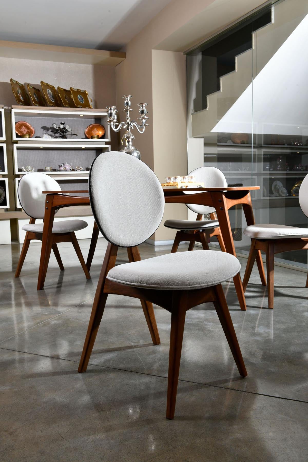 Touch v2 - Cream in Walnuss
 Creme präsentiert im Onlineshop von KAQTU Design AG. Stuhl ist von Hanah Home
