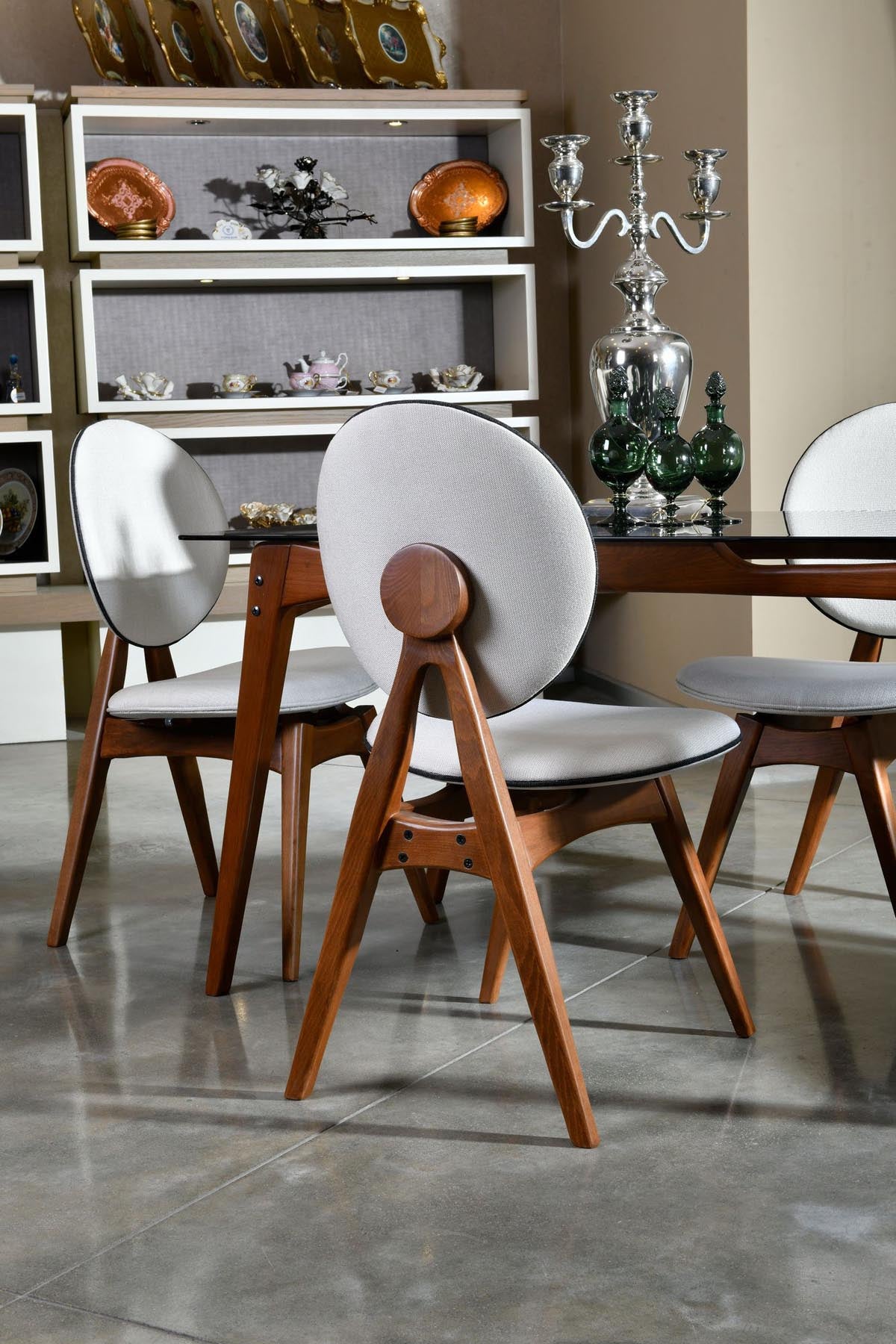 Touch v2 - Cream in Walnuss
 Creme präsentiert im Onlineshop von KAQTU Design AG. Stuhl ist von Hanah Home