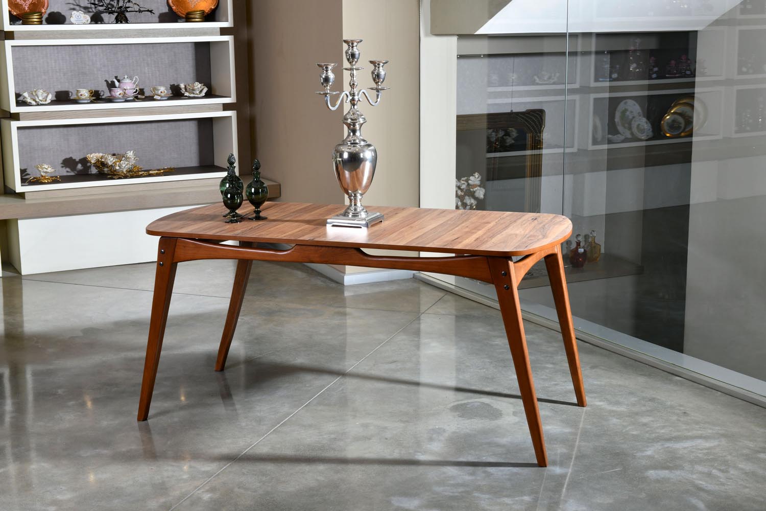 Touch - Wooden in Walnuss präsentiert im Onlineshop von KAQTU Design AG. Esstisch ist von Hanah Home
