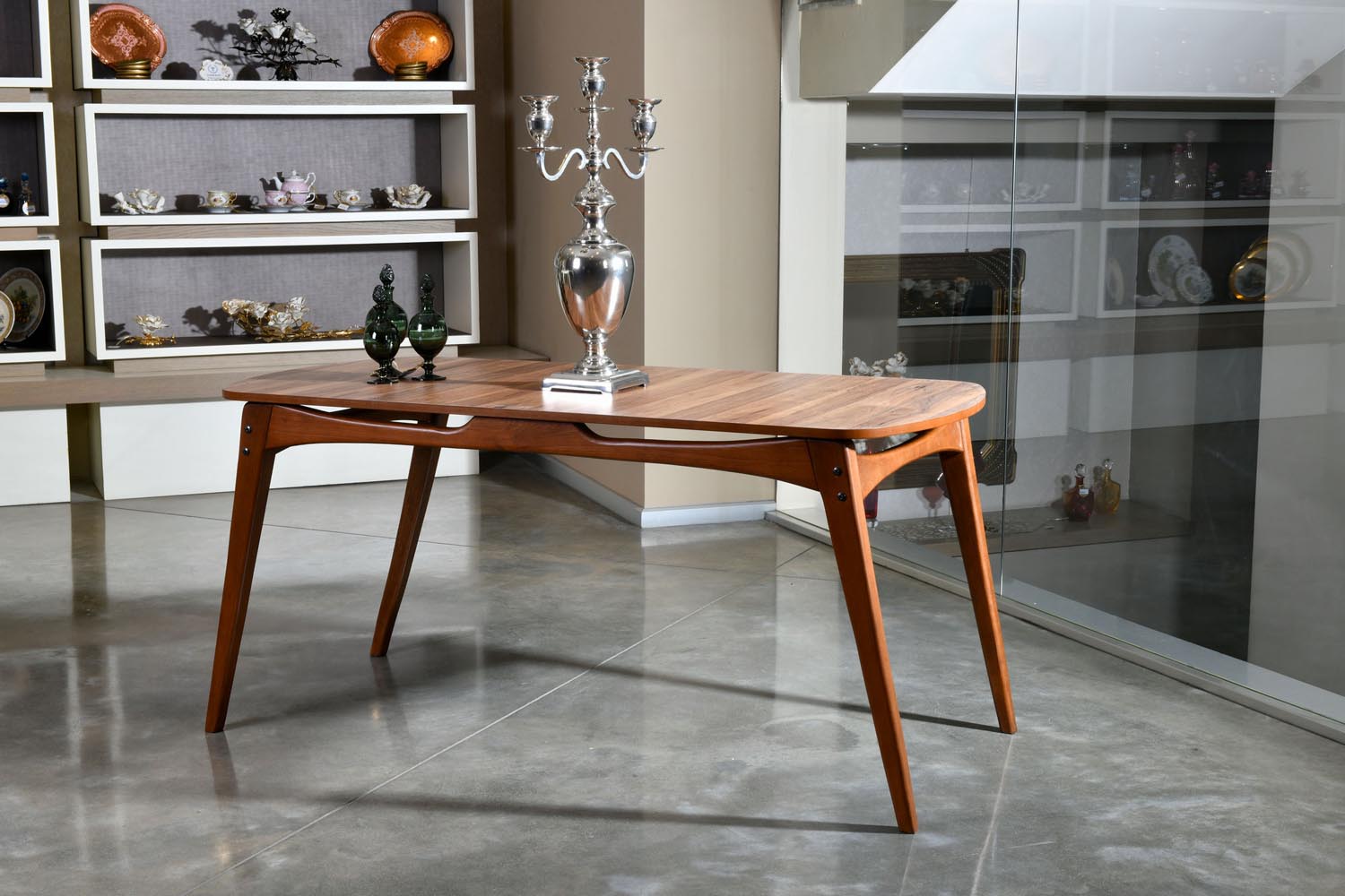 Touch - Wooden in Walnuss präsentiert im Onlineshop von KAQTU Design AG. Esstisch ist von Hanah Home