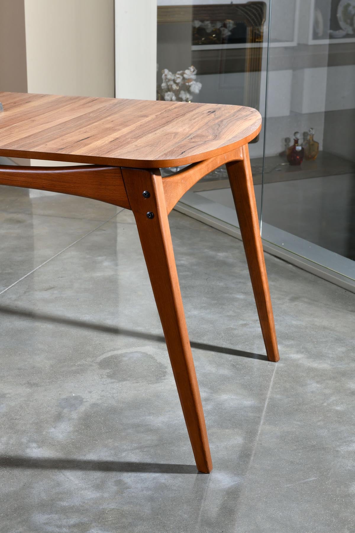 Touch - Wooden in Walnuss präsentiert im Onlineshop von KAQTU Design AG. Esstisch ist von Hanah Home