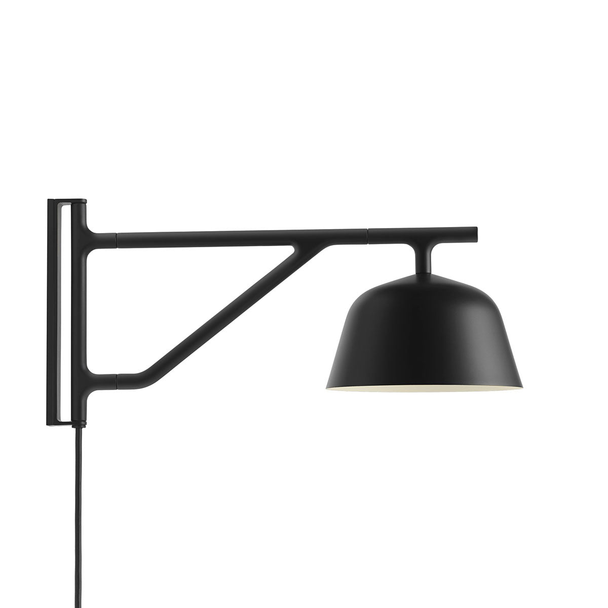 Ambit Wall Lamp in Schwarz präsentiert im Onlineshop von KAQTU Design AG. Wandleuchte ist von Muuto