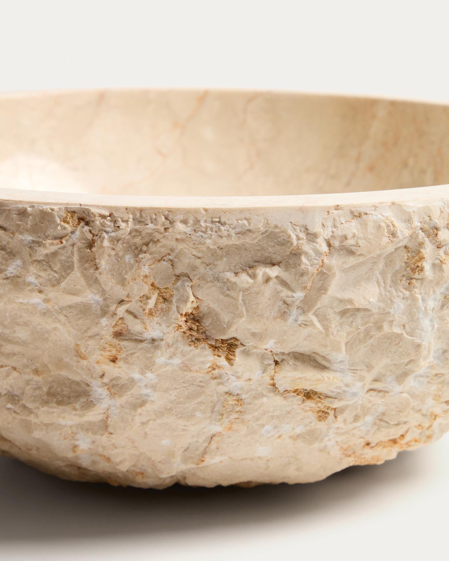 Aufsatzwaschbecken Orvane aus beigem Marmor, Ø 40 cm in Beige präsentiert im Onlineshop von KAQTU Design AG. Badzubehör ist von Kave Home