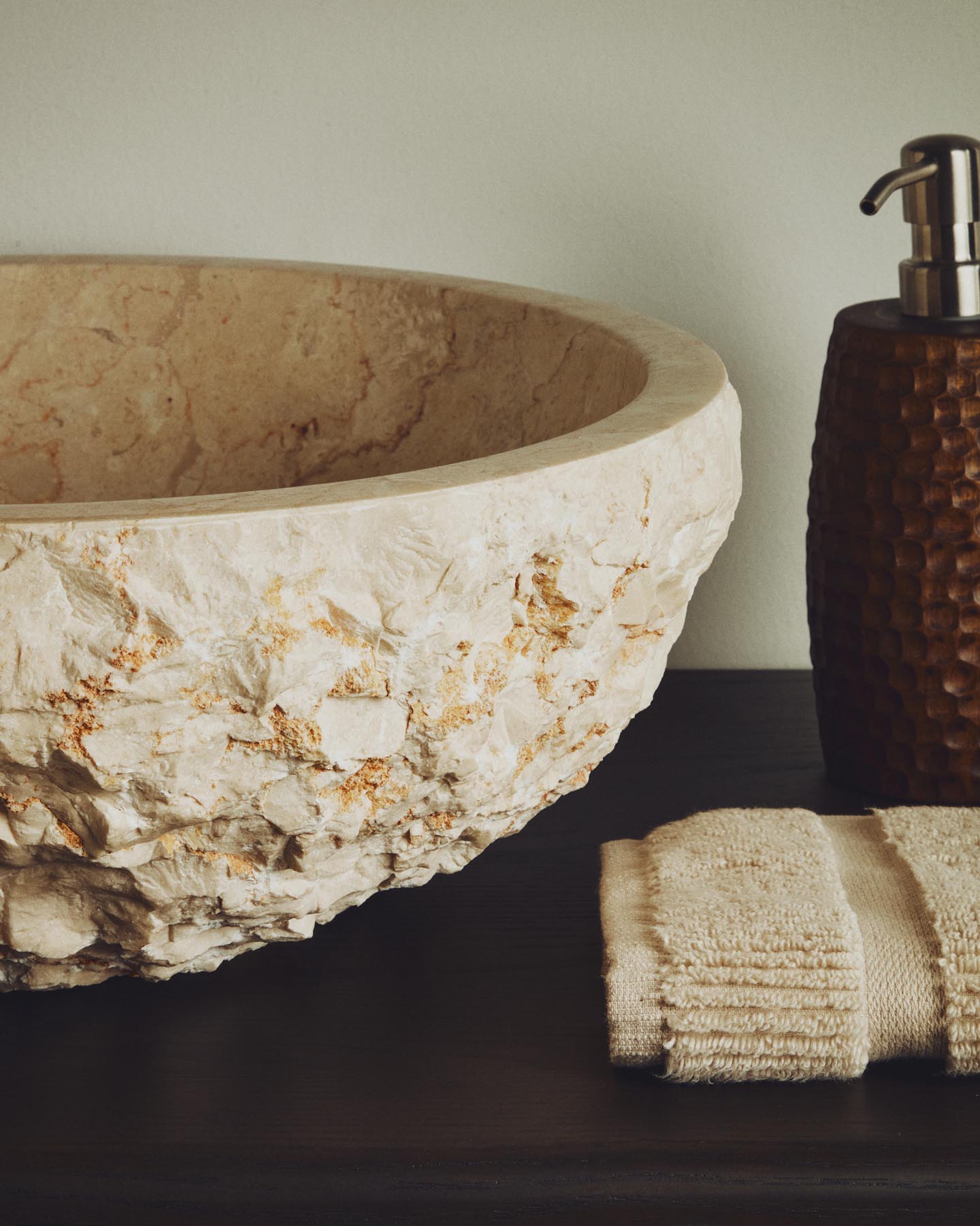 Aufsatzwaschbecken Orvane aus beigem Marmor, Ø 40 cm in Beige präsentiert im Onlineshop von KAQTU Design AG. Badzubehör ist von Kave Home