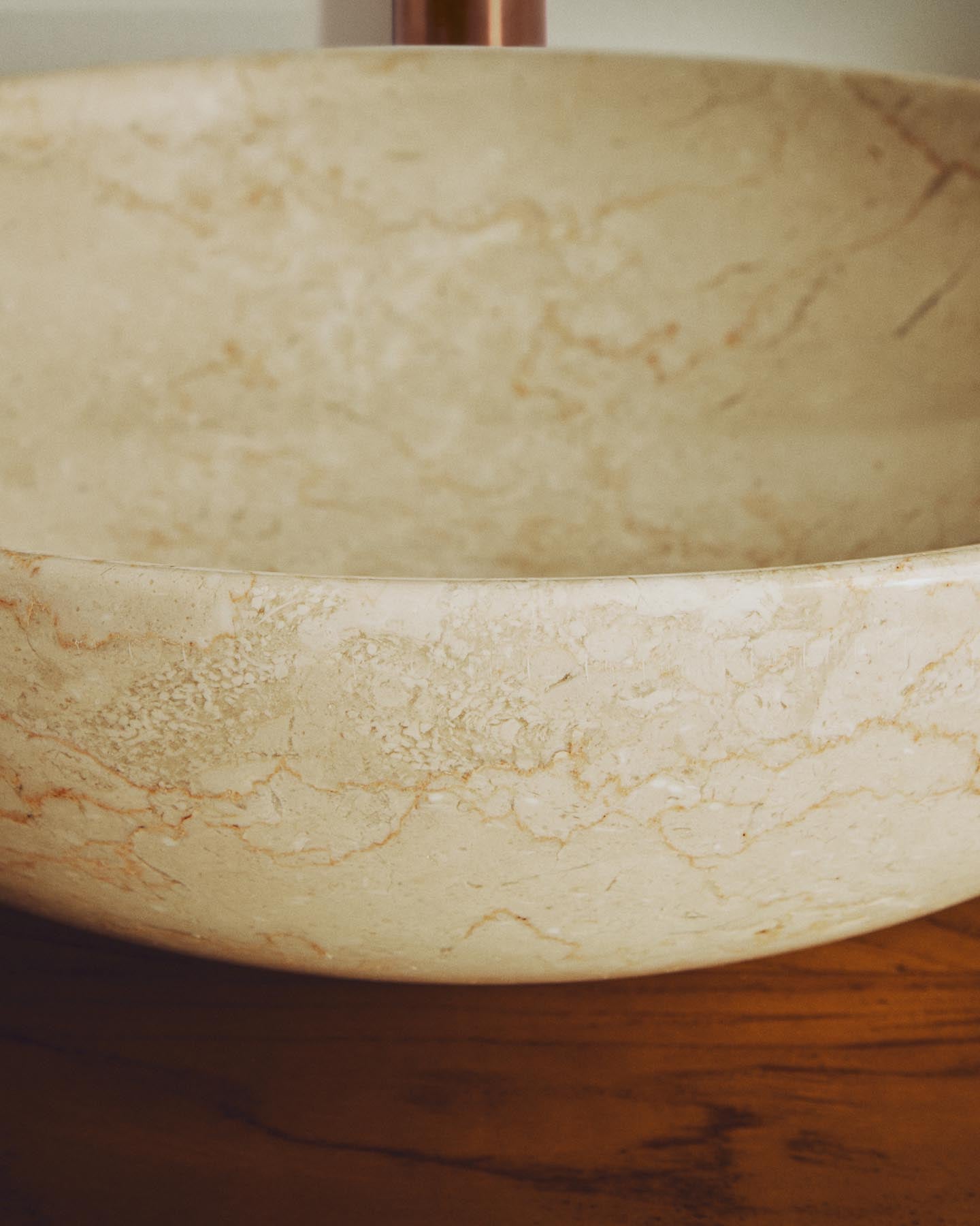 Aufsatzwaschbecken Darnen aus beigem Marmor, Ø 40 cm in Beige präsentiert im Onlineshop von KAQTU Design AG. Badzubehör ist von Kave Home