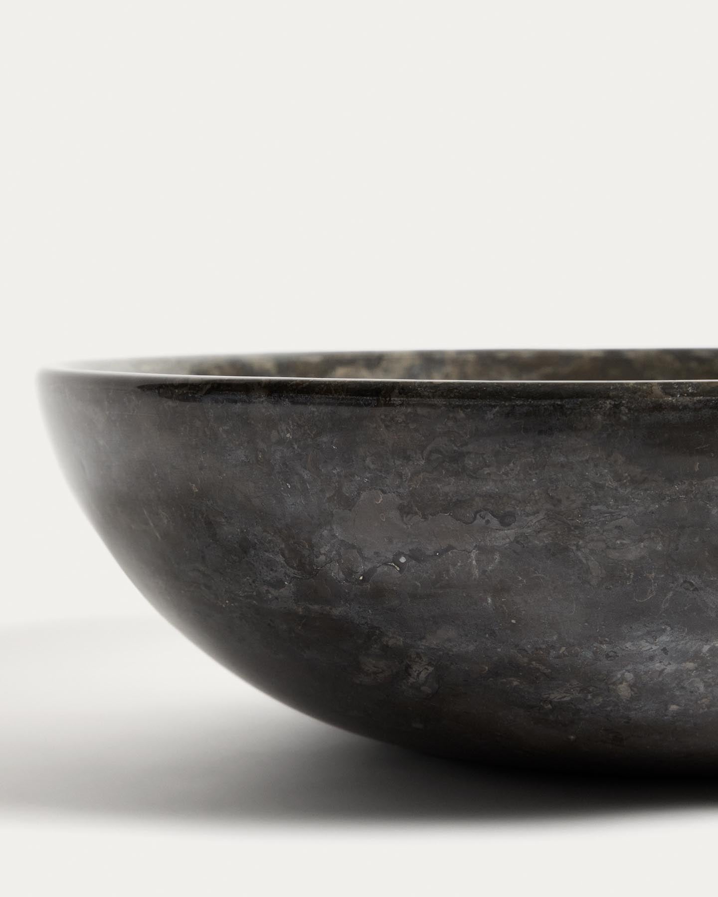 Aufsatzwaschbecken Darnen aus grauem Marmor, Ø 40 cm in Grau präsentiert im Onlineshop von KAQTU Design AG. Badzubehör ist von Kave Home